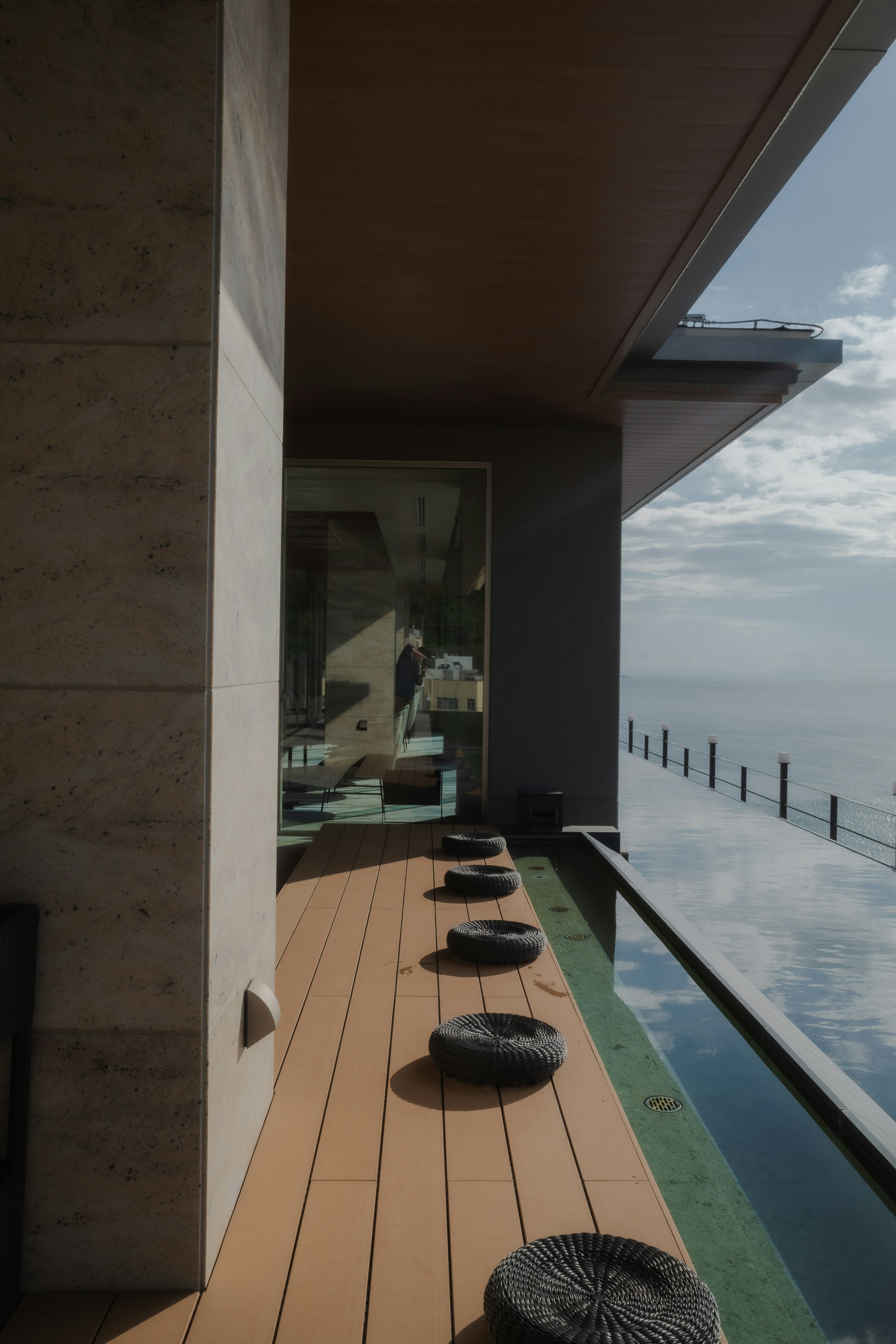 Design moderno del balcone con terrazza in legno e elemento d'acqua