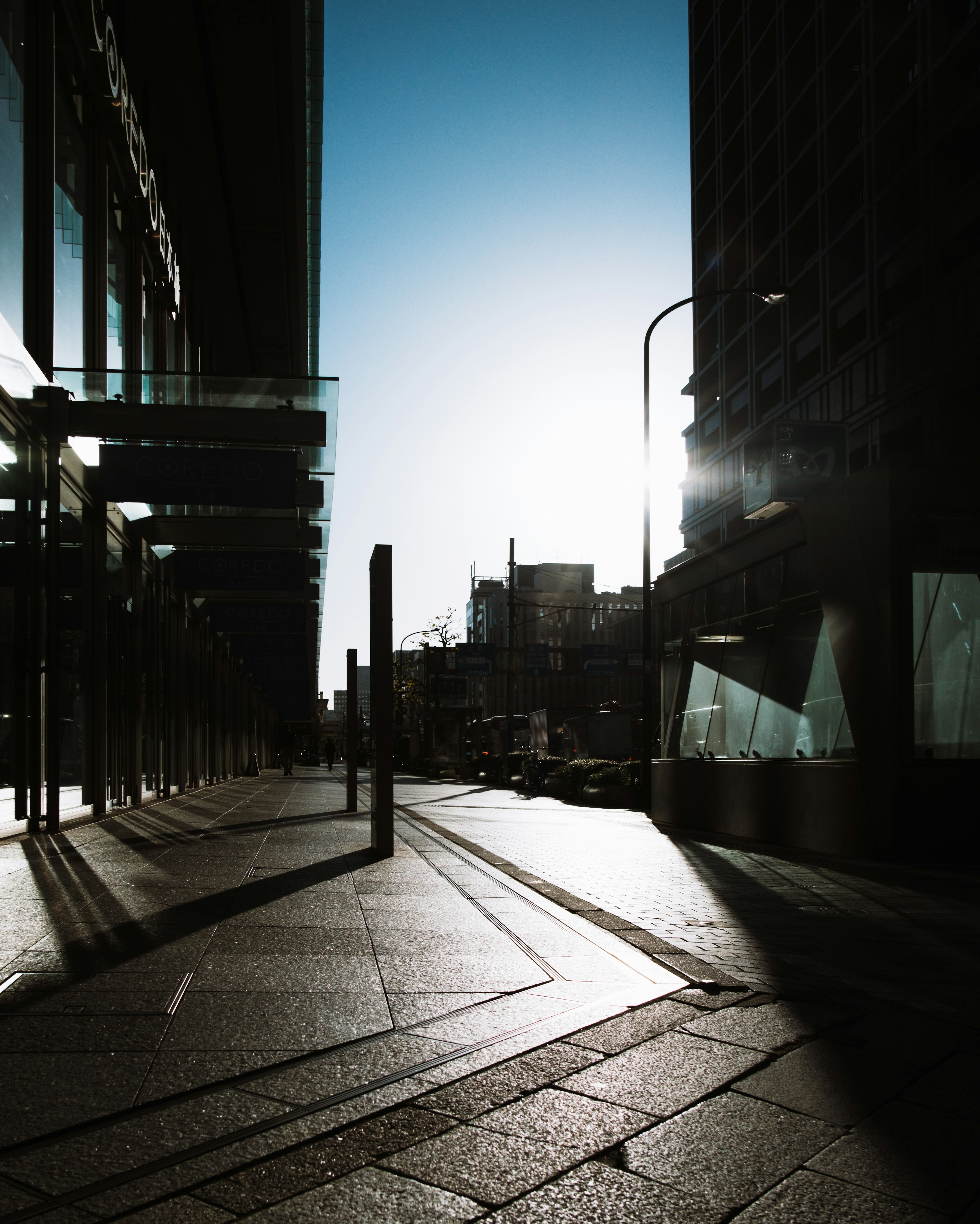 Paesaggio urbano al tramonto con forti ombre