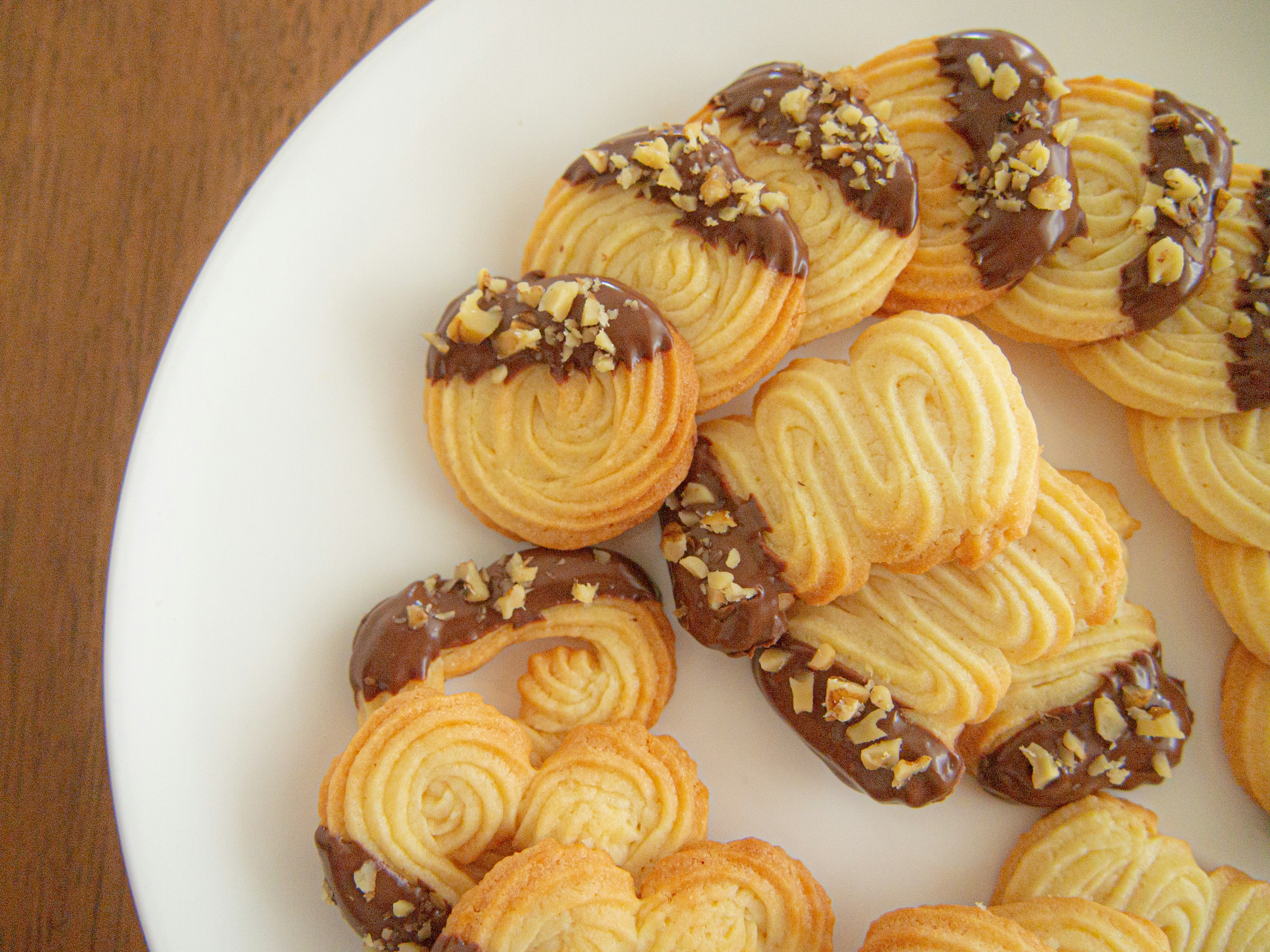 焼き菓子のプレートに並んだバタークッキーとチョコレートがけのクッキー