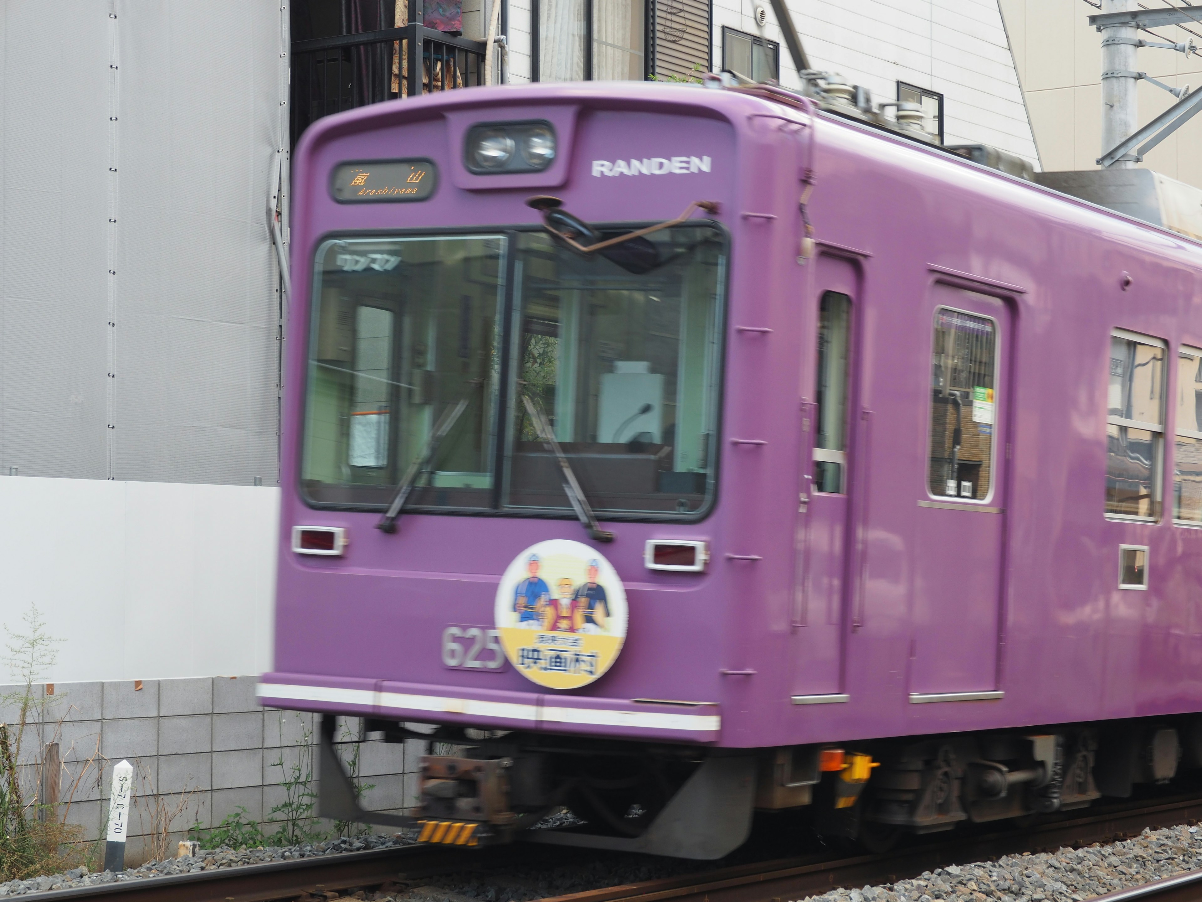 Train violet garé près des voies