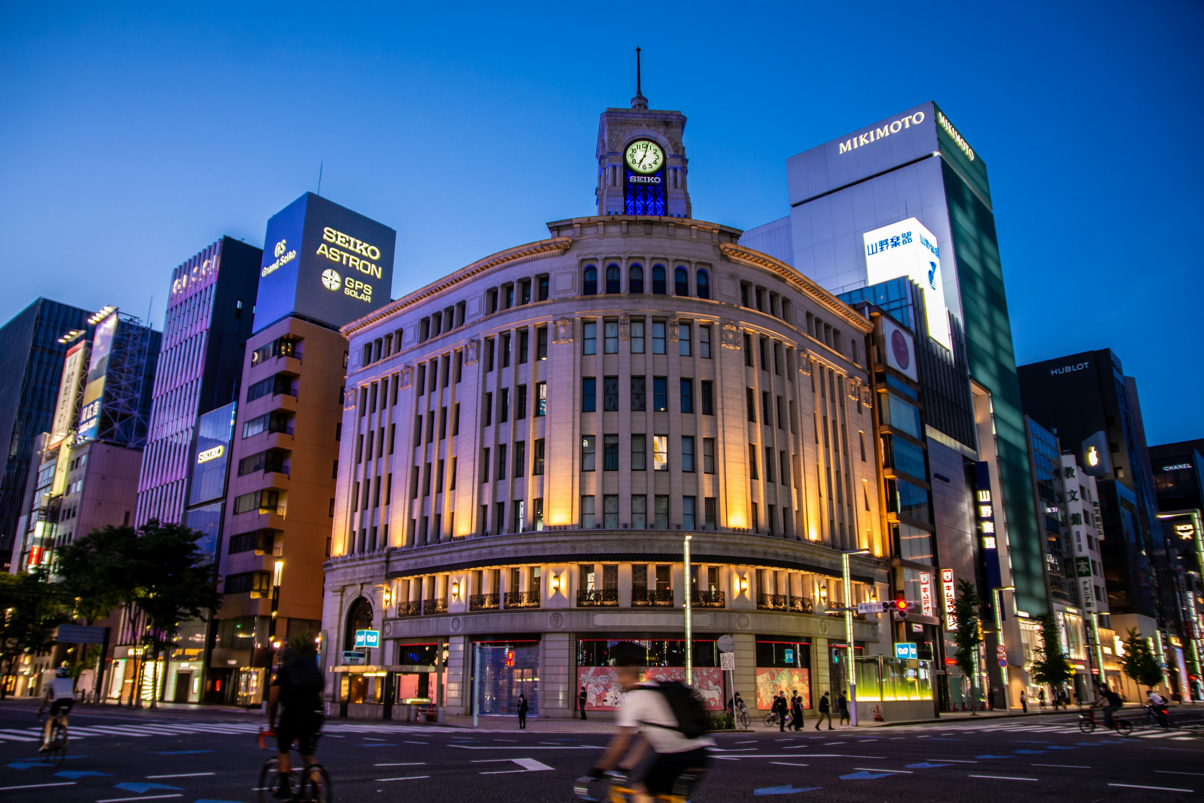 Torre del reloj de Ginza al anochecer con edificios de la ciudad