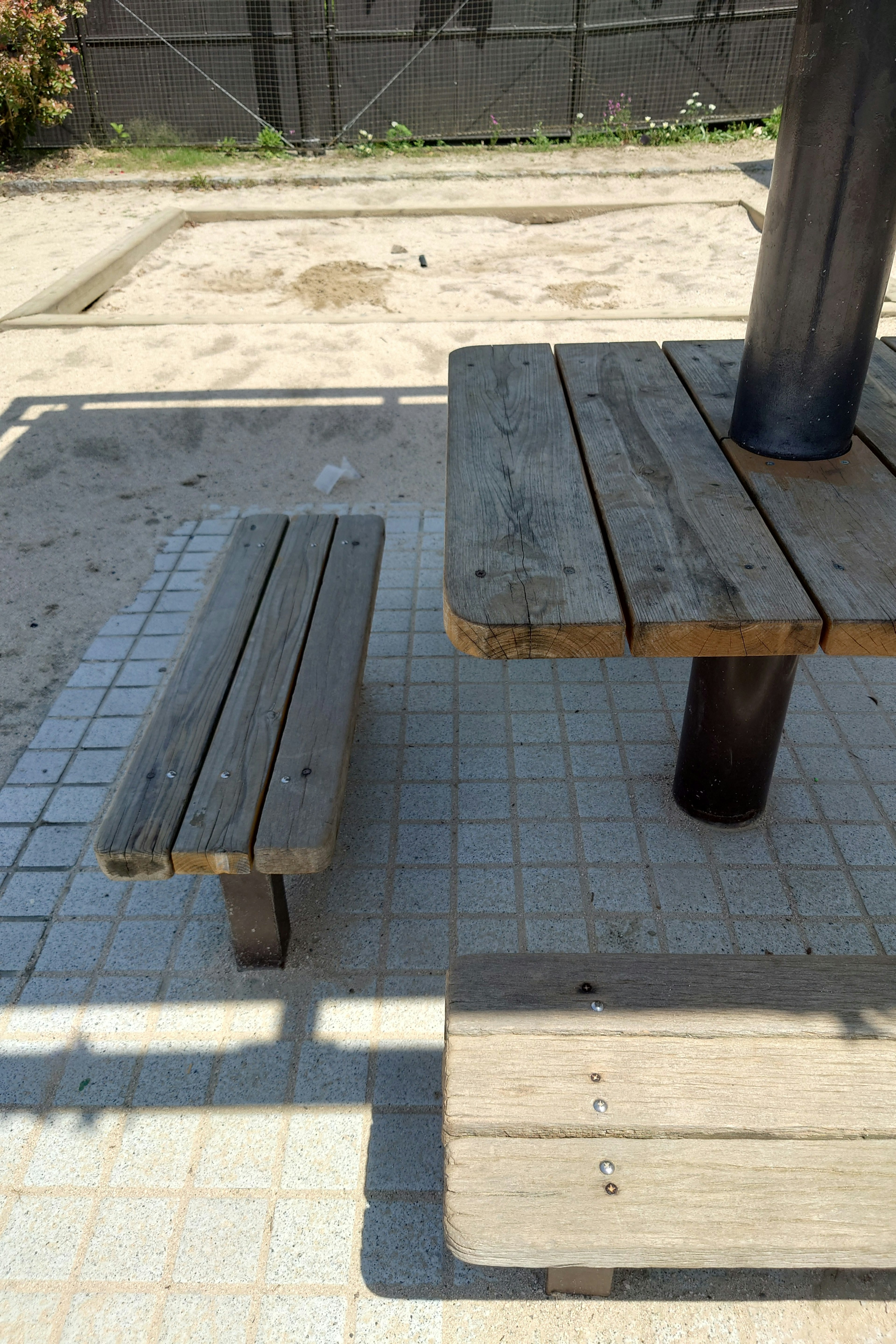 Table et banc en bois dans une zone publique