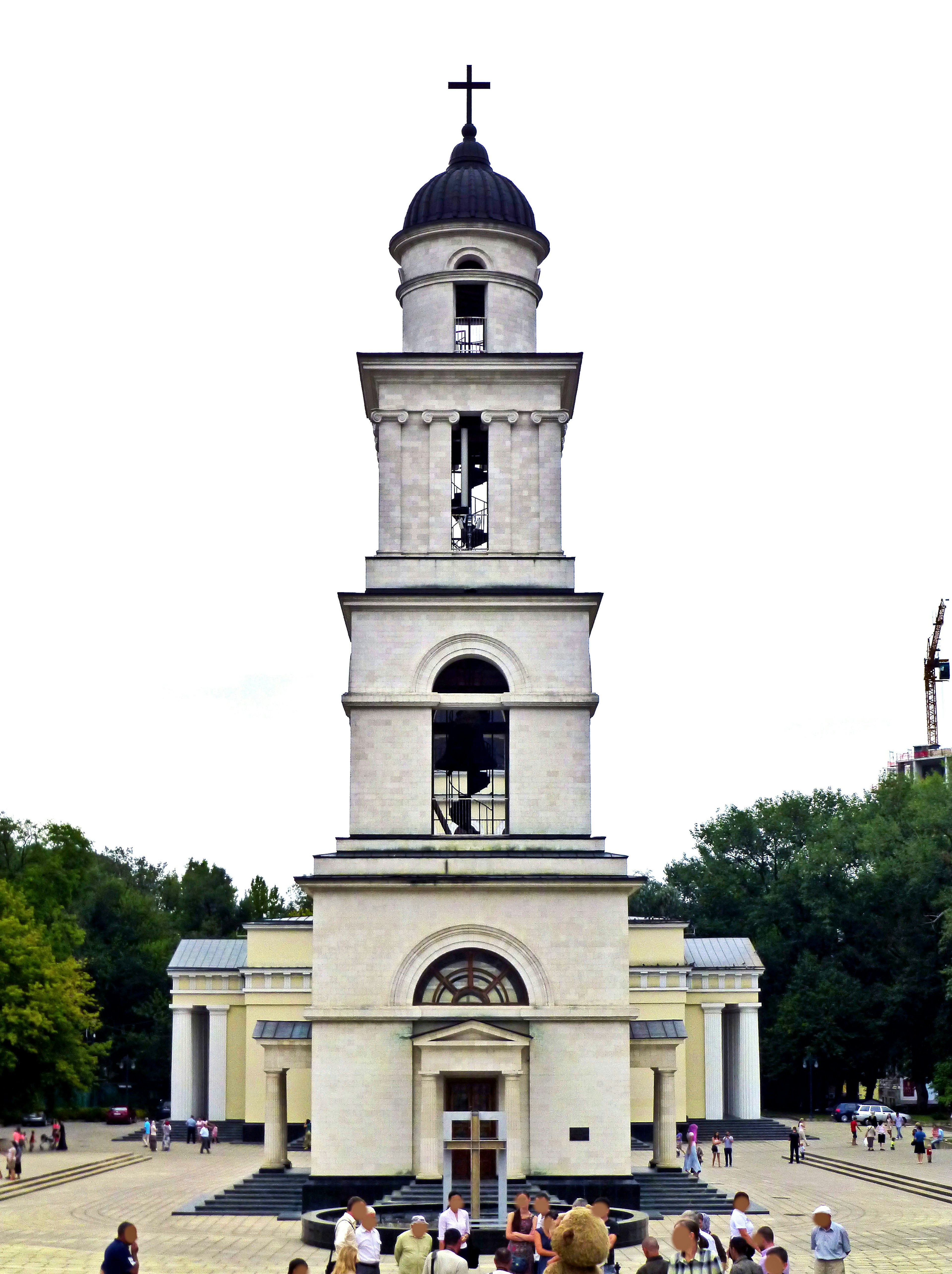 Exterior de una iglesia con torre de campana blanca y cúpula negra Muchas personas reunidas alrededor