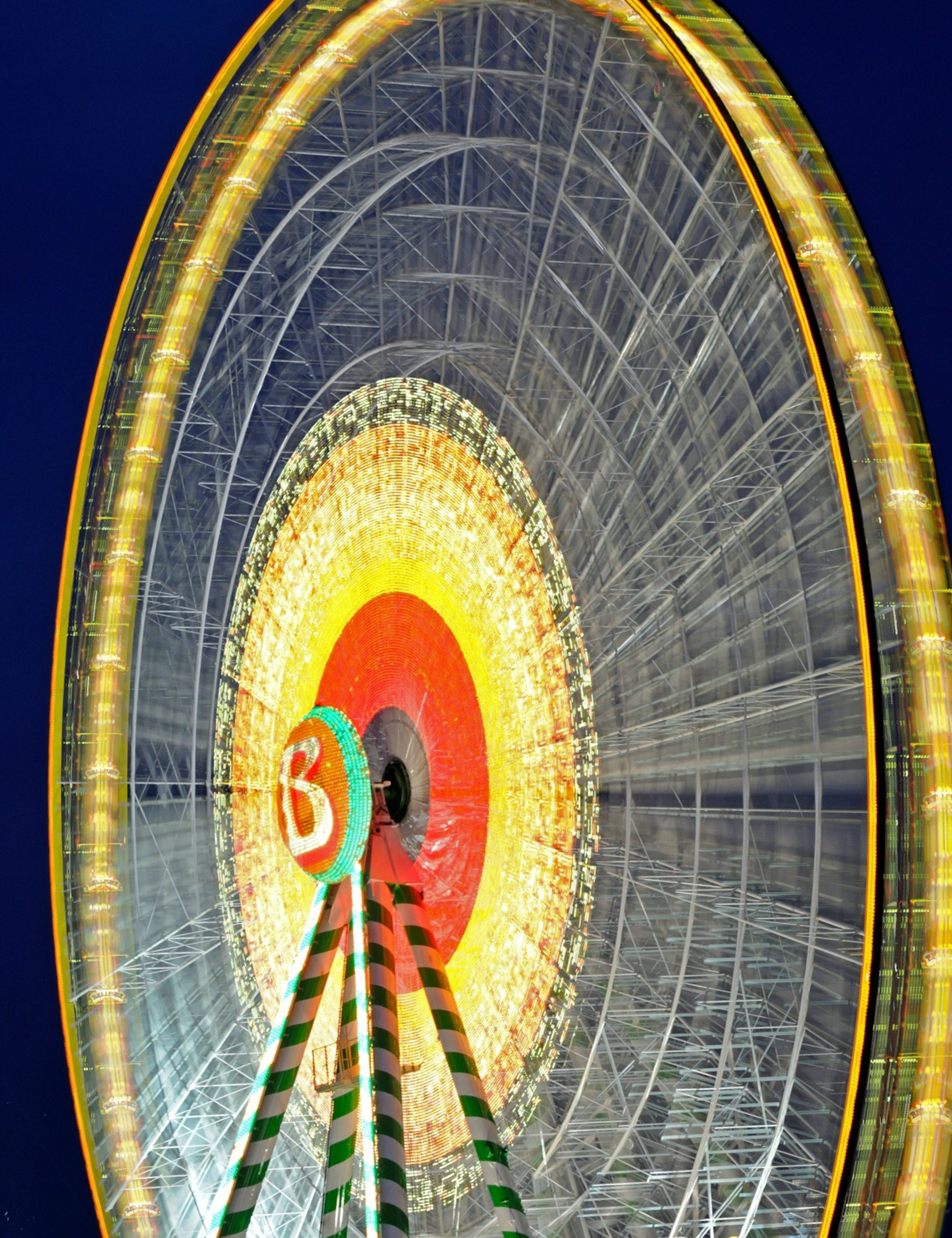 Lumières colorées d'une grande roue brillant dans le ciel nocturne