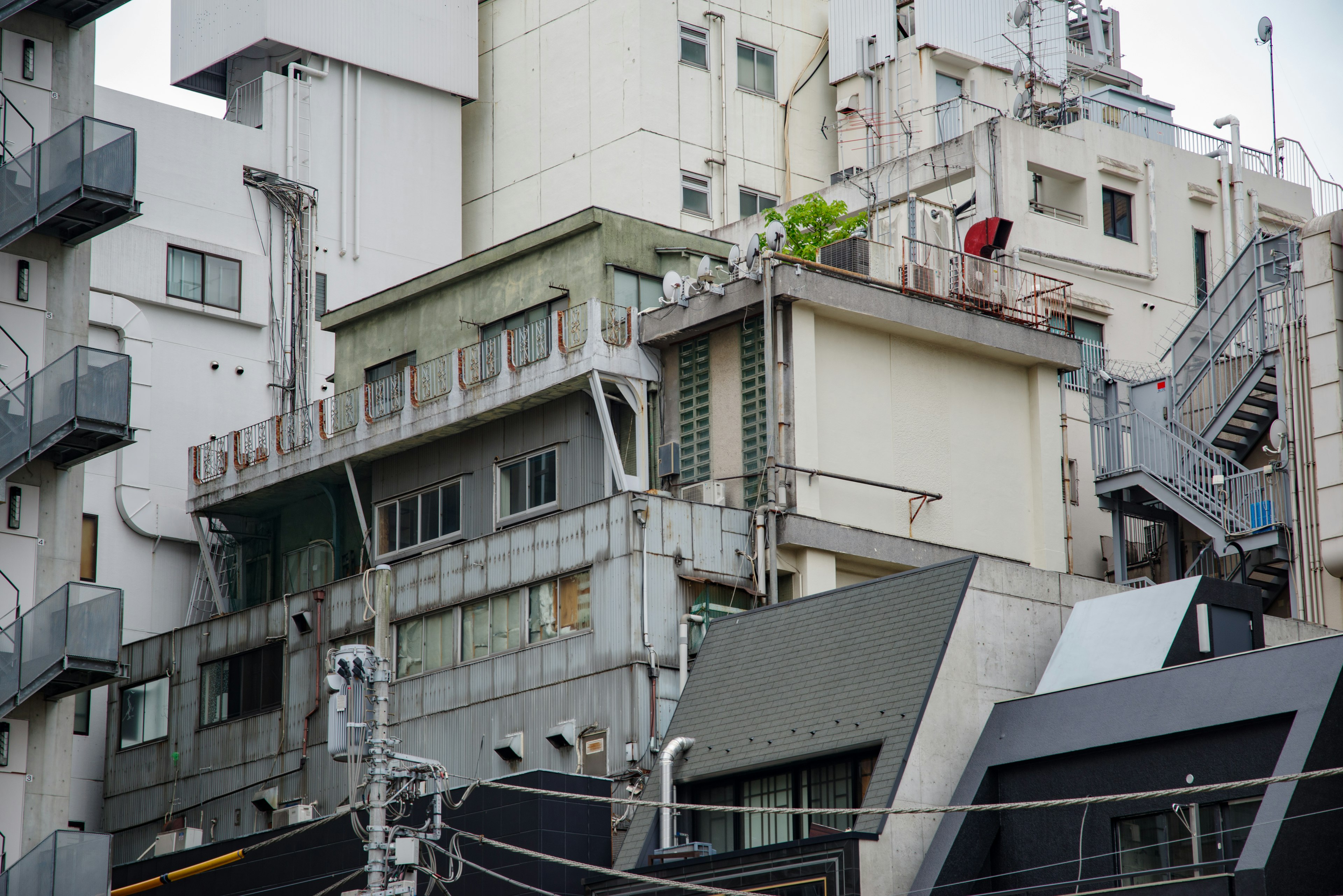 ทิวทัศน์เมืองที่มีการผสมผสานระหว่างอาคารเก่าและใหม่