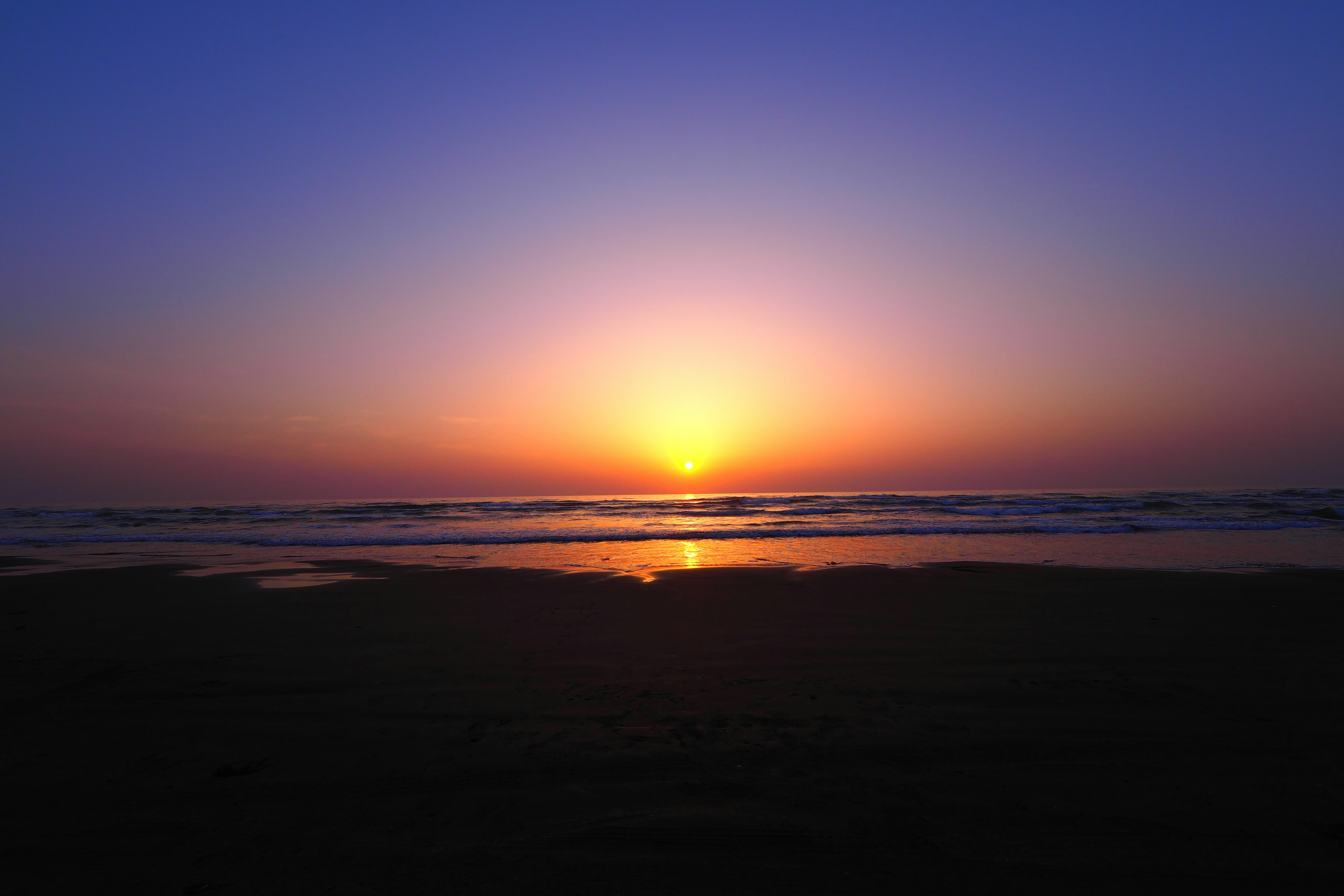 美しい夕日が海の向こうに沈む景色