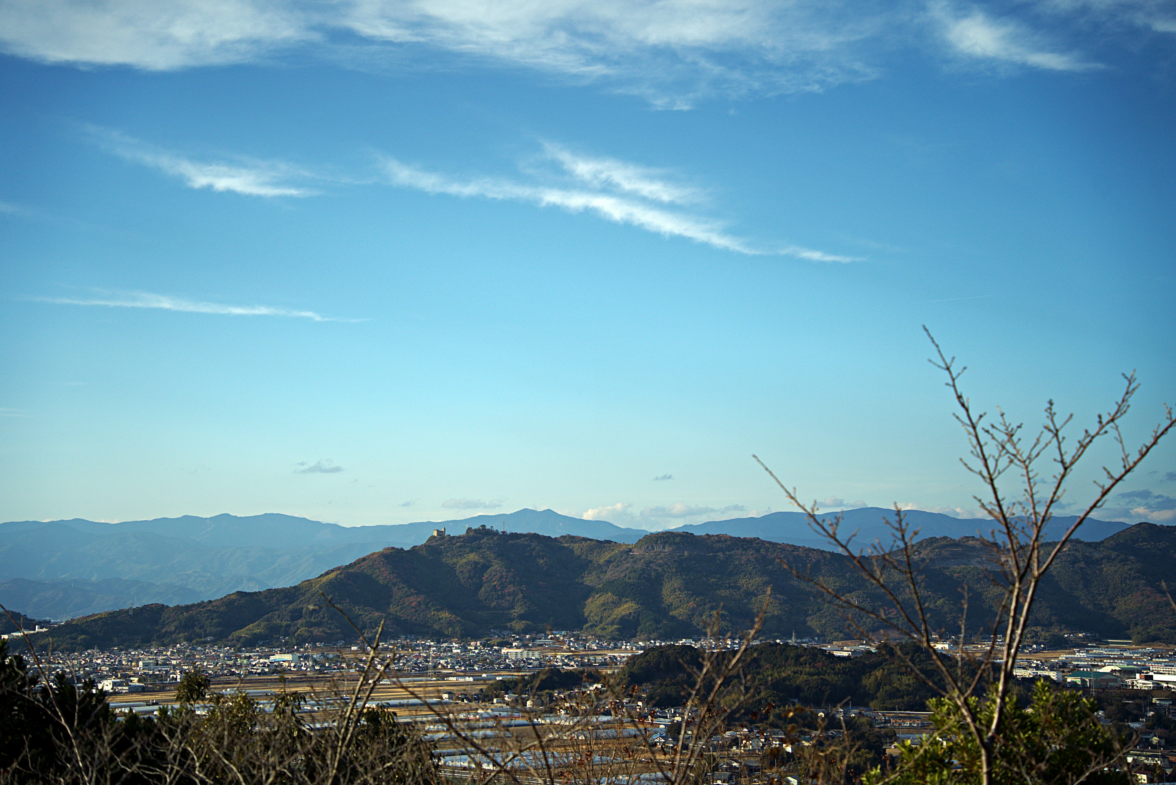 青空と山々の風景が広がる景色