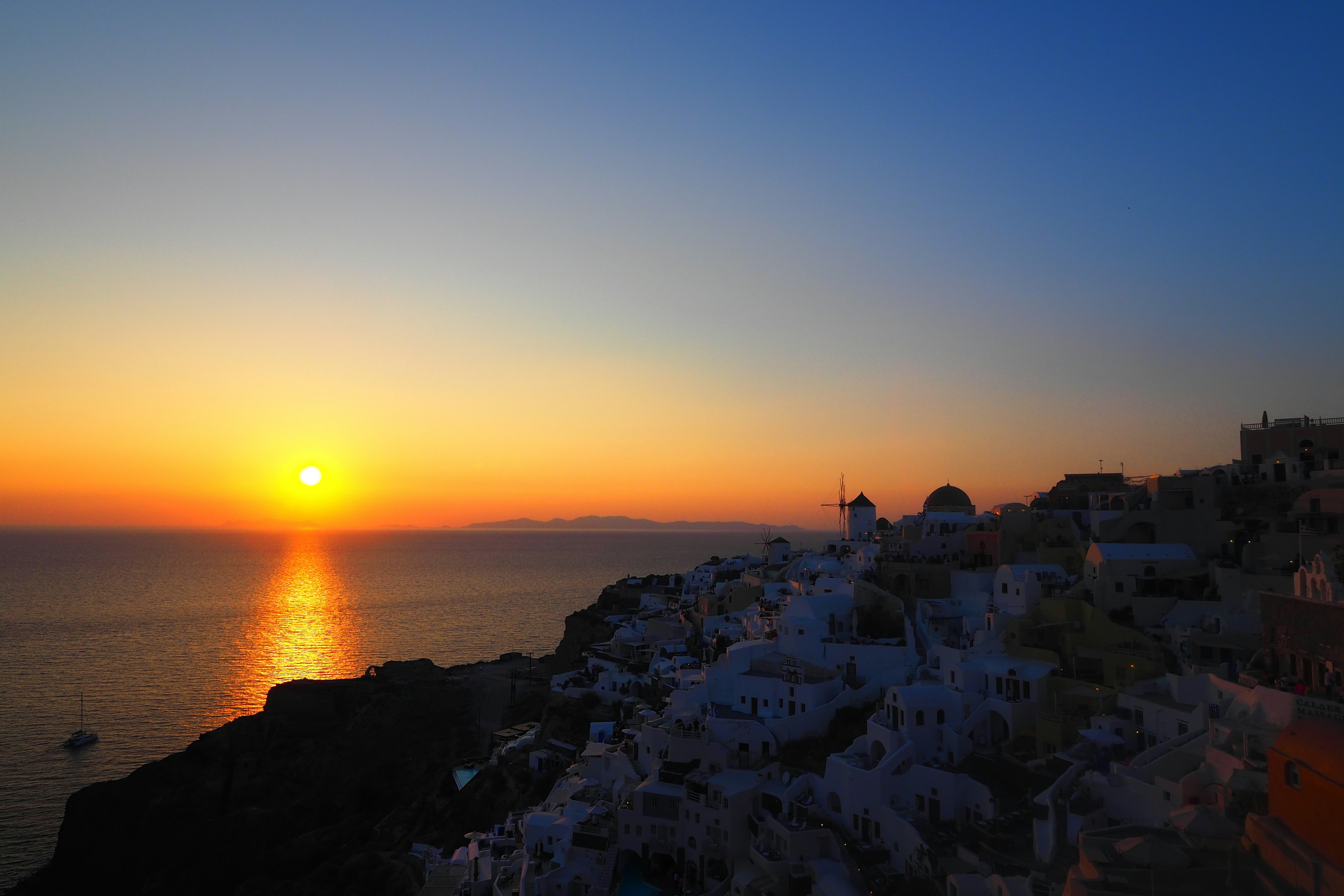 Magnifique coucher de soleil sur la mer à Santorin