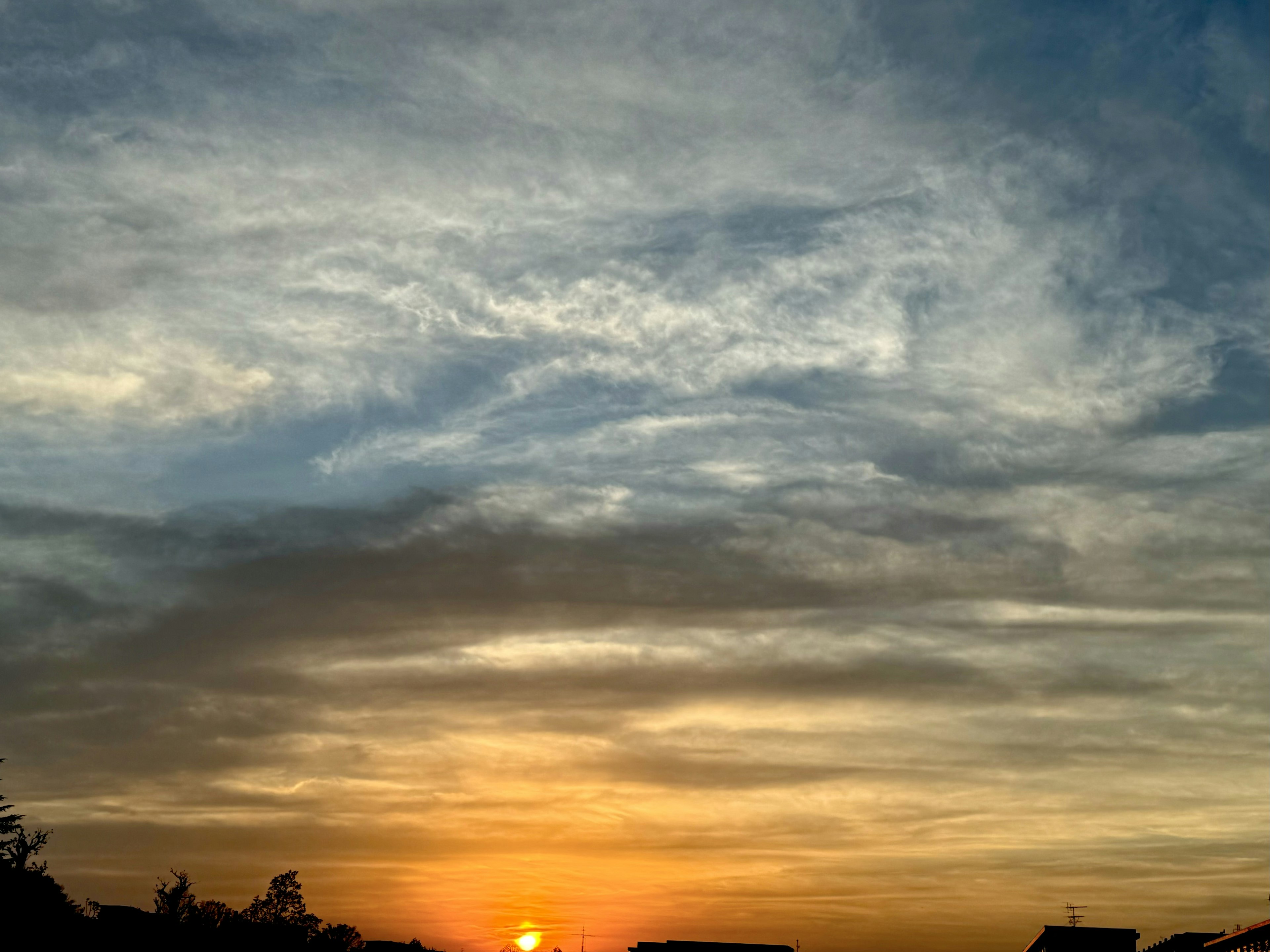 Schöner Sonnenuntergangshimmel mit Blau- und Orangetönen