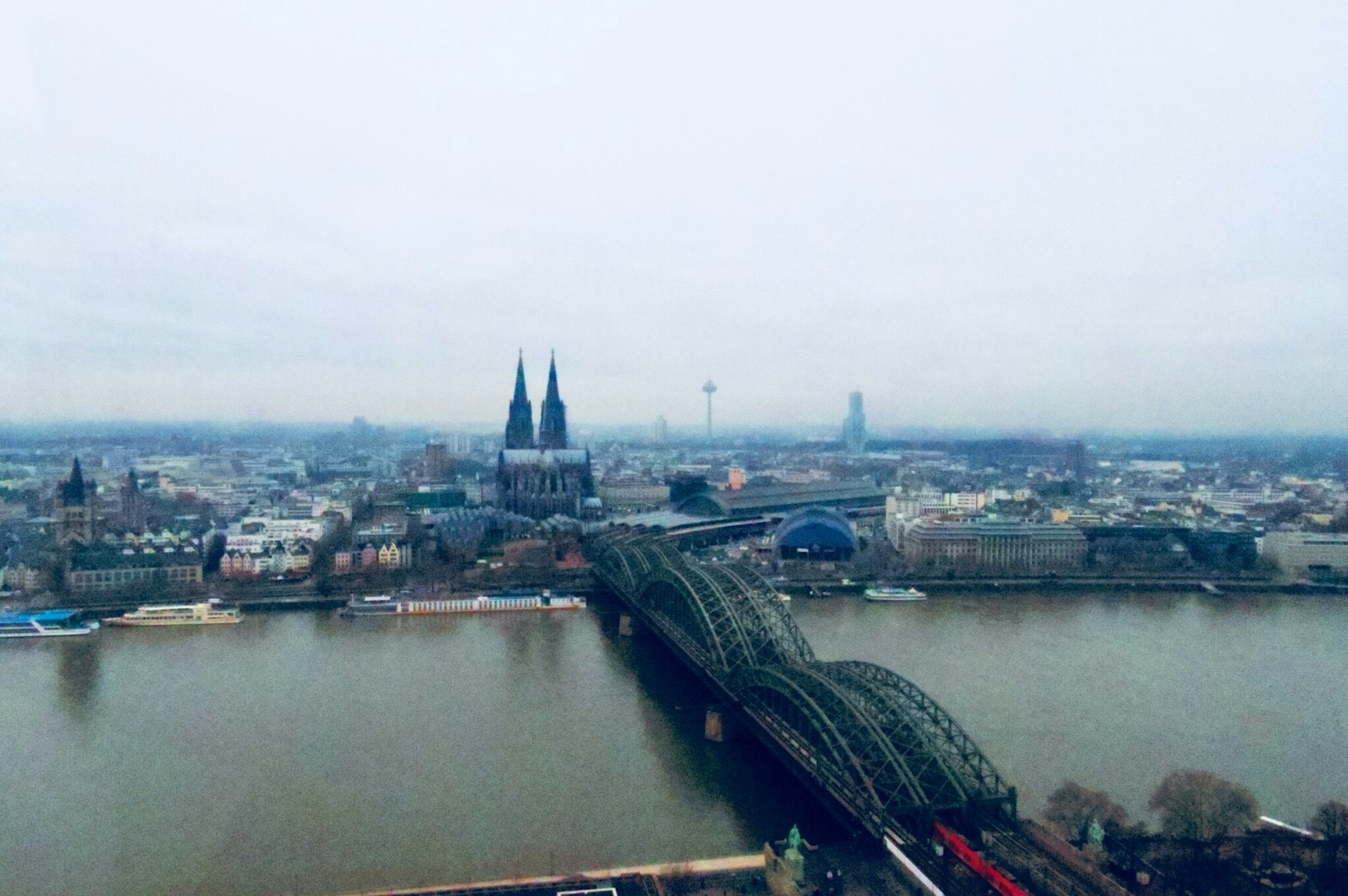 Vista dello skyline di Colonia con il fiume Reno e il ponte Hohenzollern