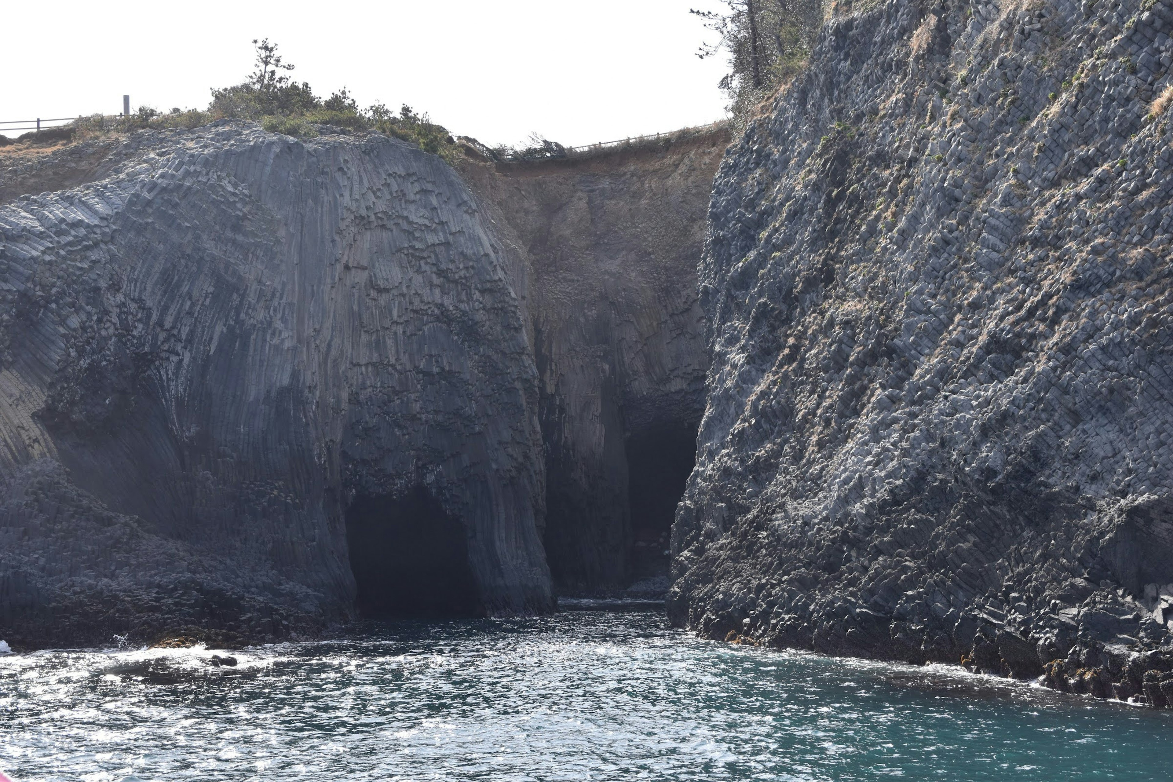 Entrée de la mer entre des falaises rocheuses avec de l'eau calme