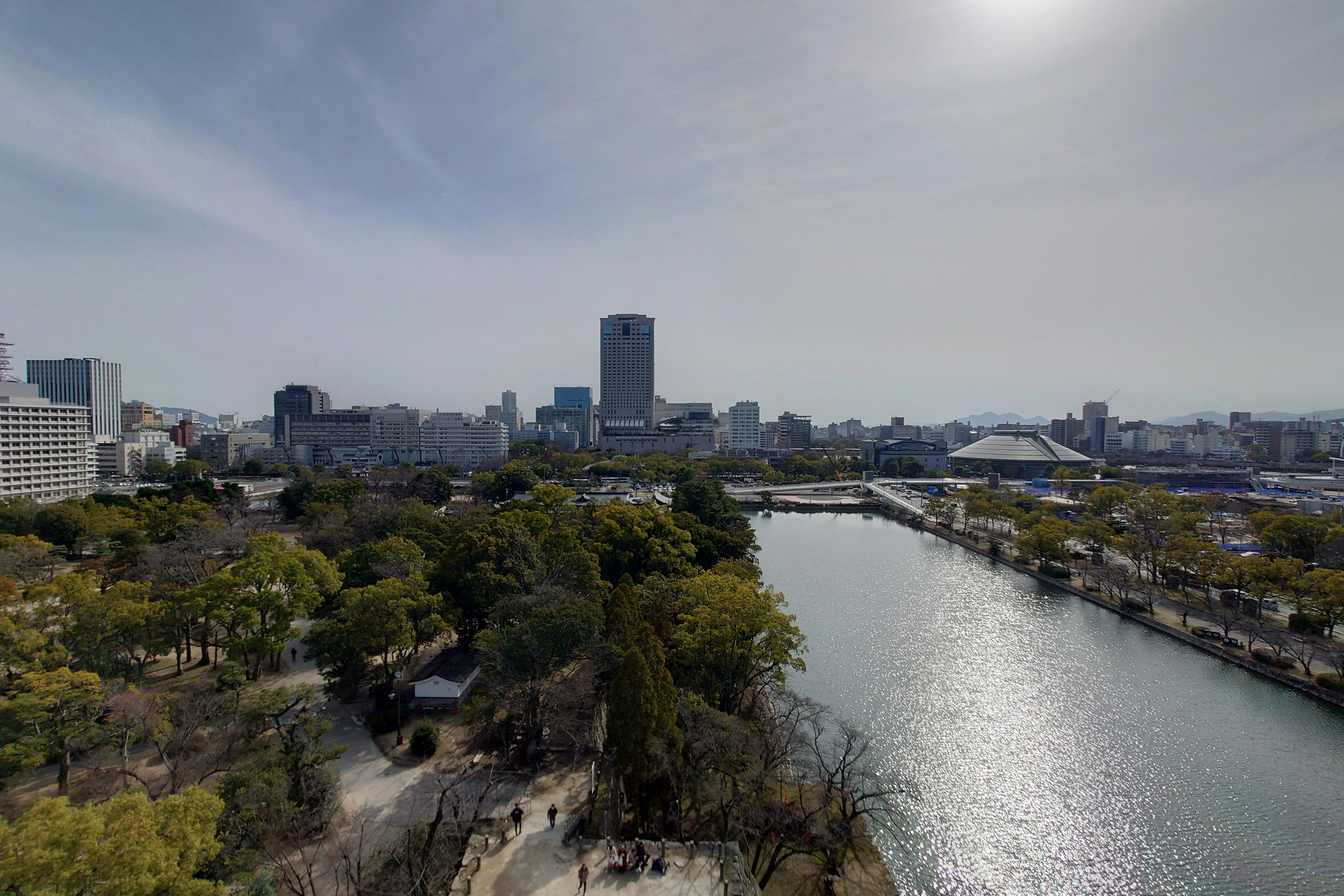 Vue panoramique d'une rivière et du skyline d'une ville avec des arbres verts et des bâtiments