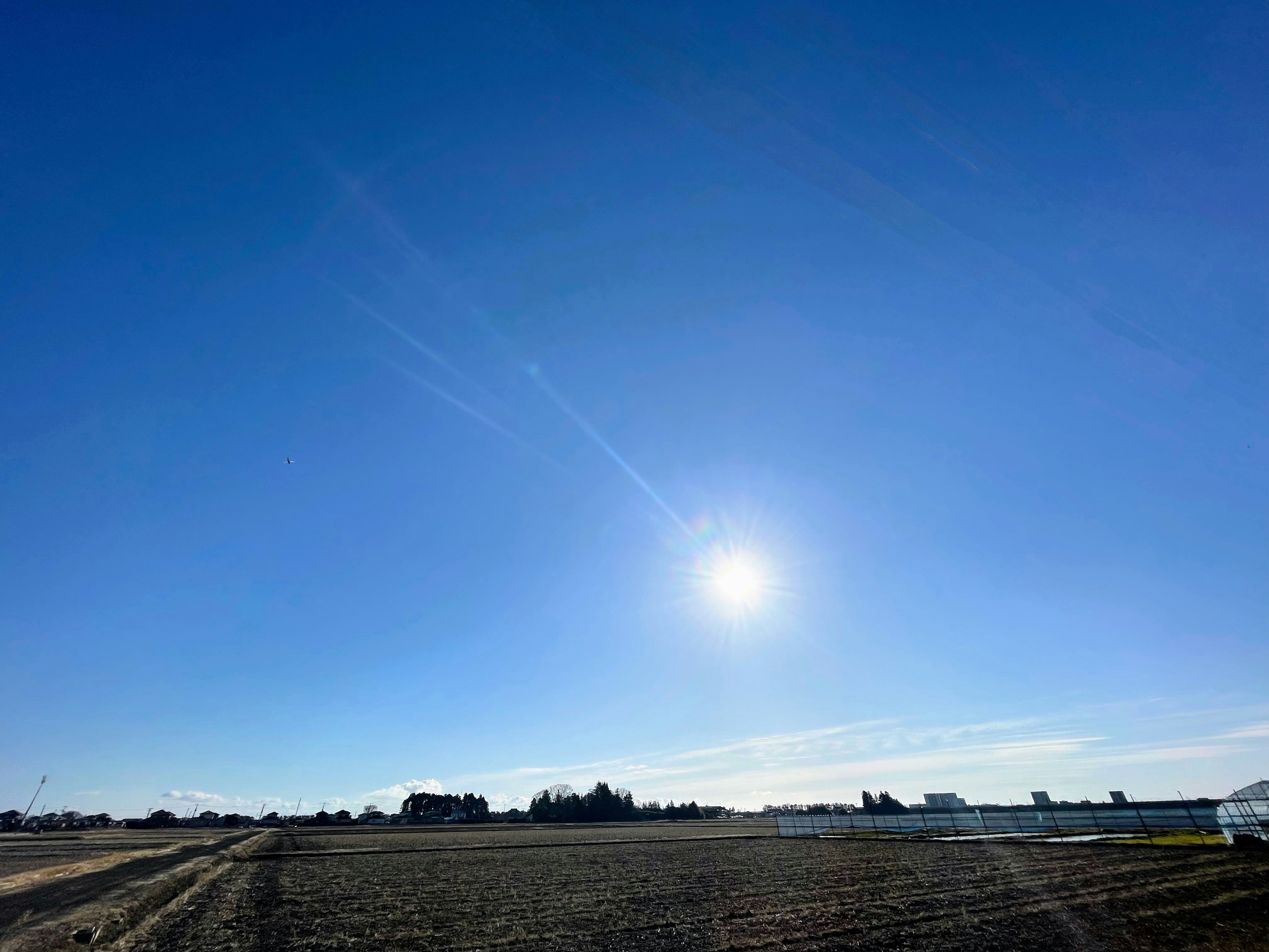 晴れた青空と明るい太陽の風景