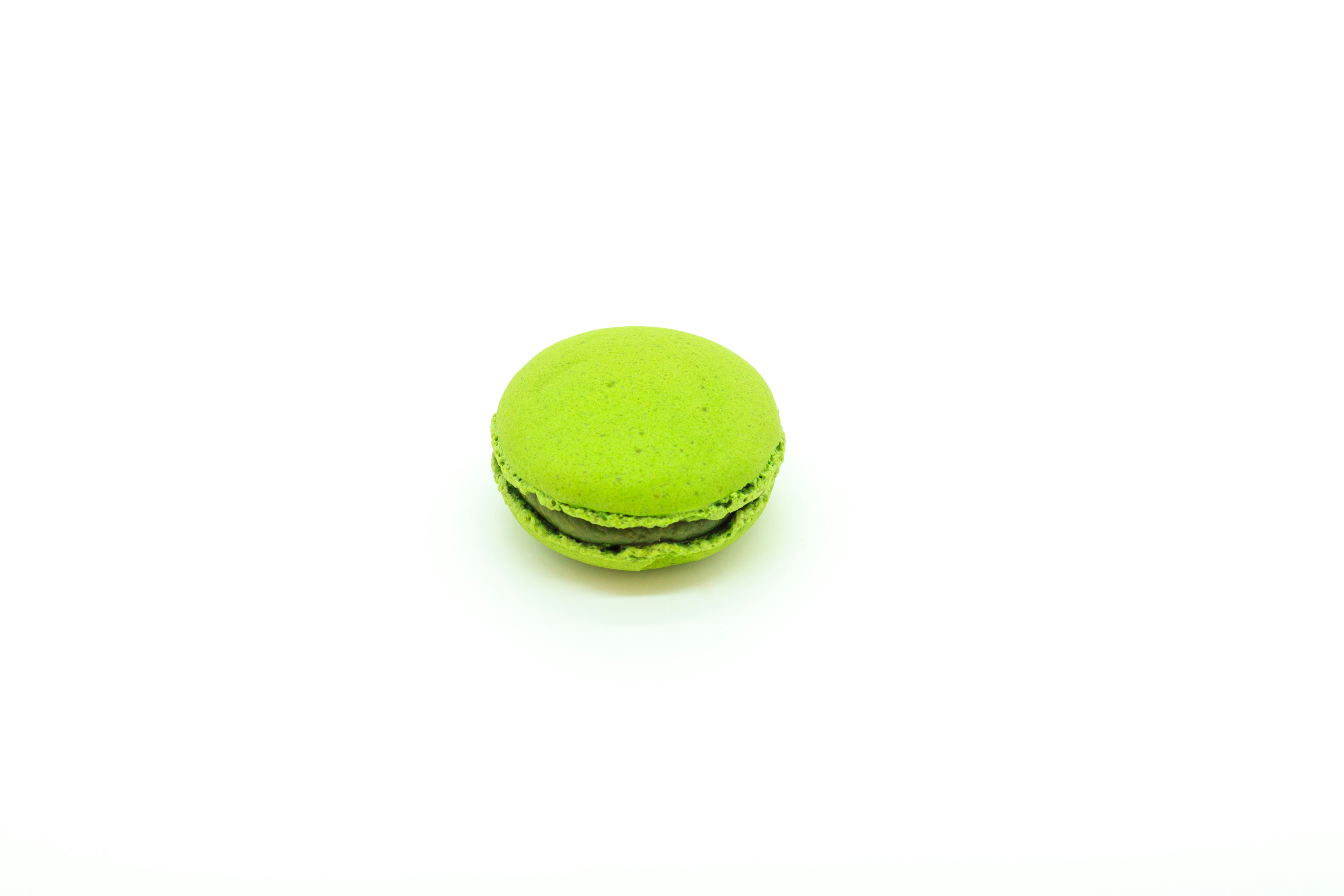 Grüner Macaron auf einem weißen Hintergrund