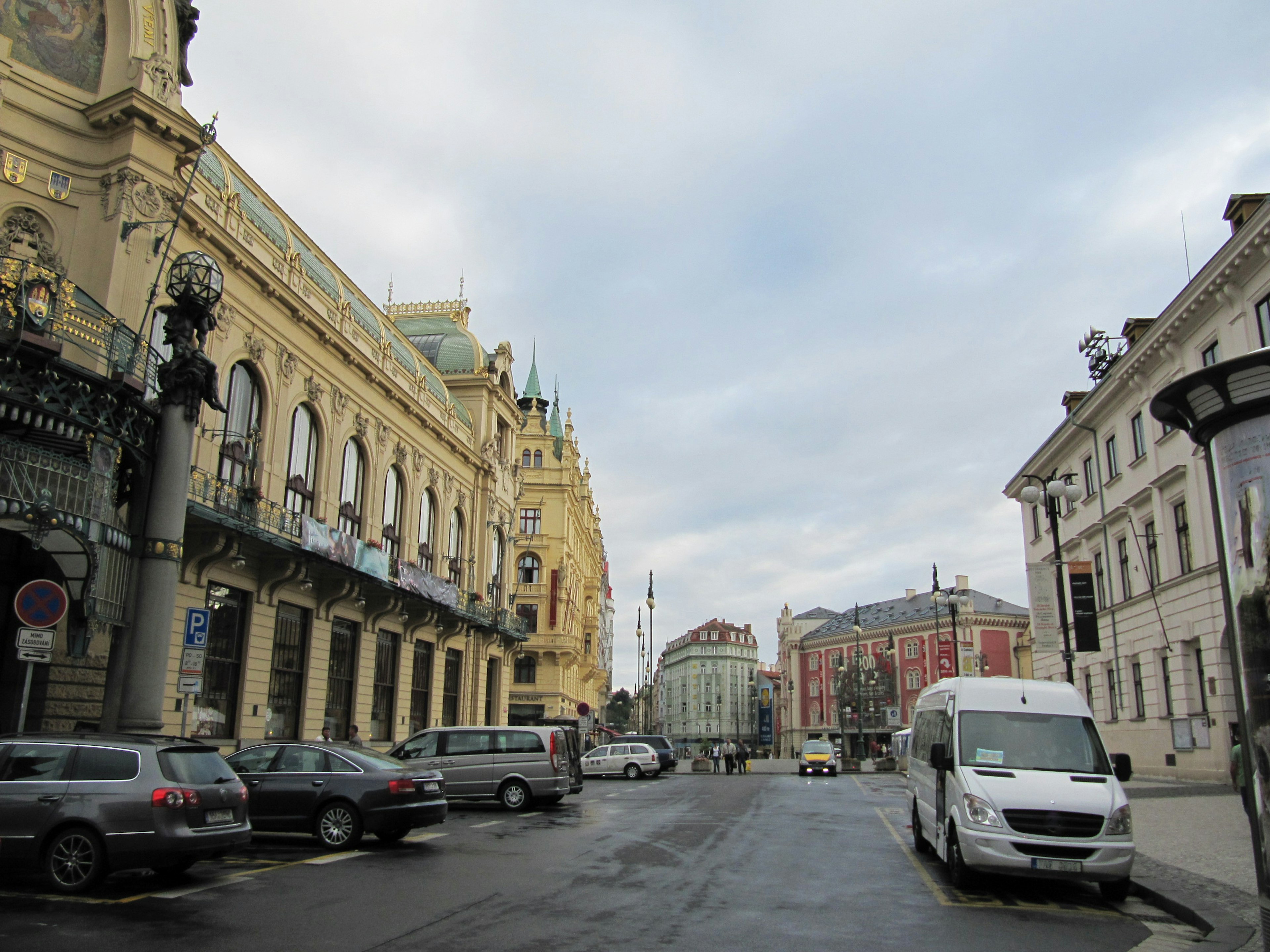 Vista de la calle con edificios clásicos y coches aparcados