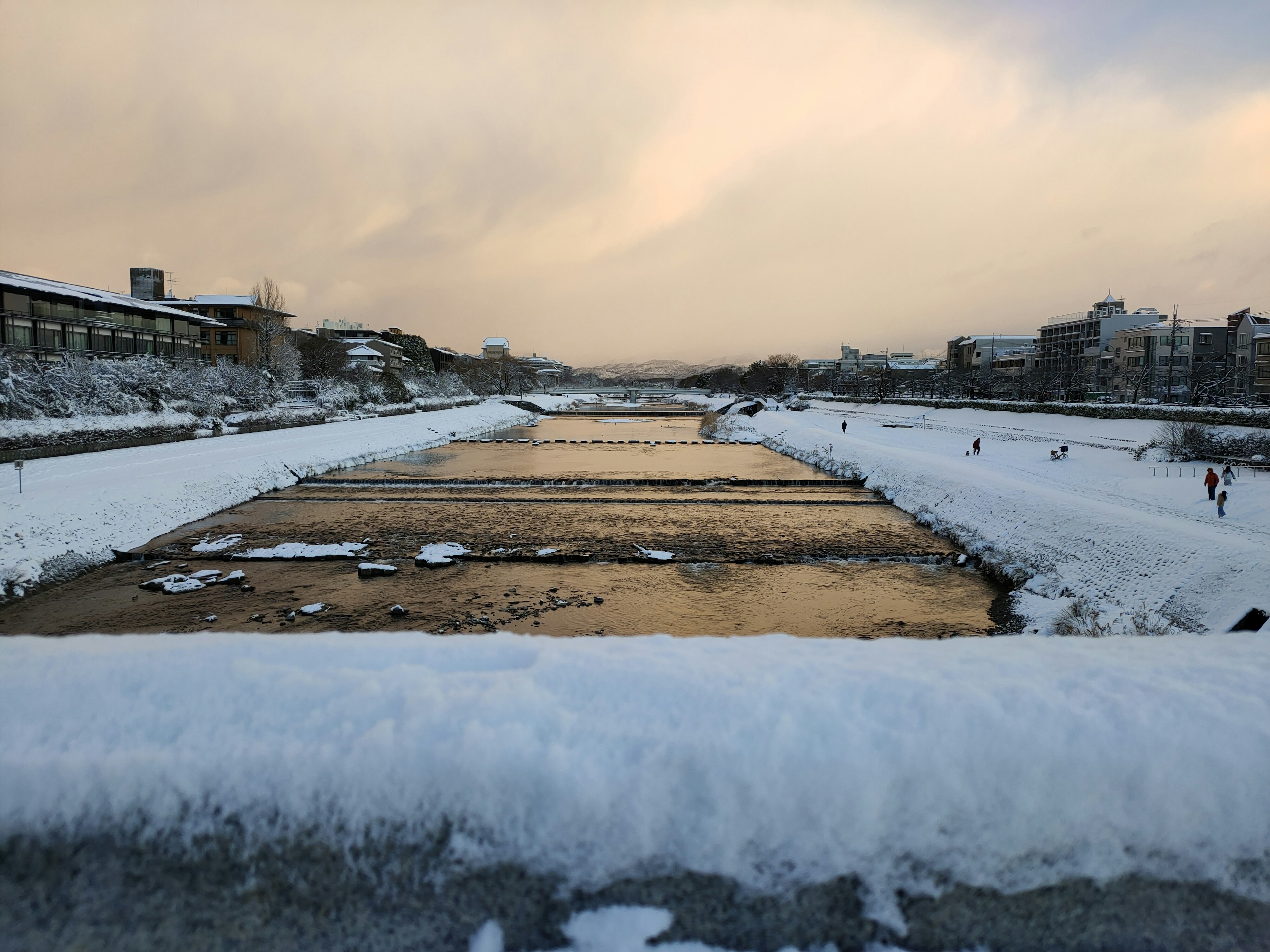 Fiume coperto di neve con cielo invernale