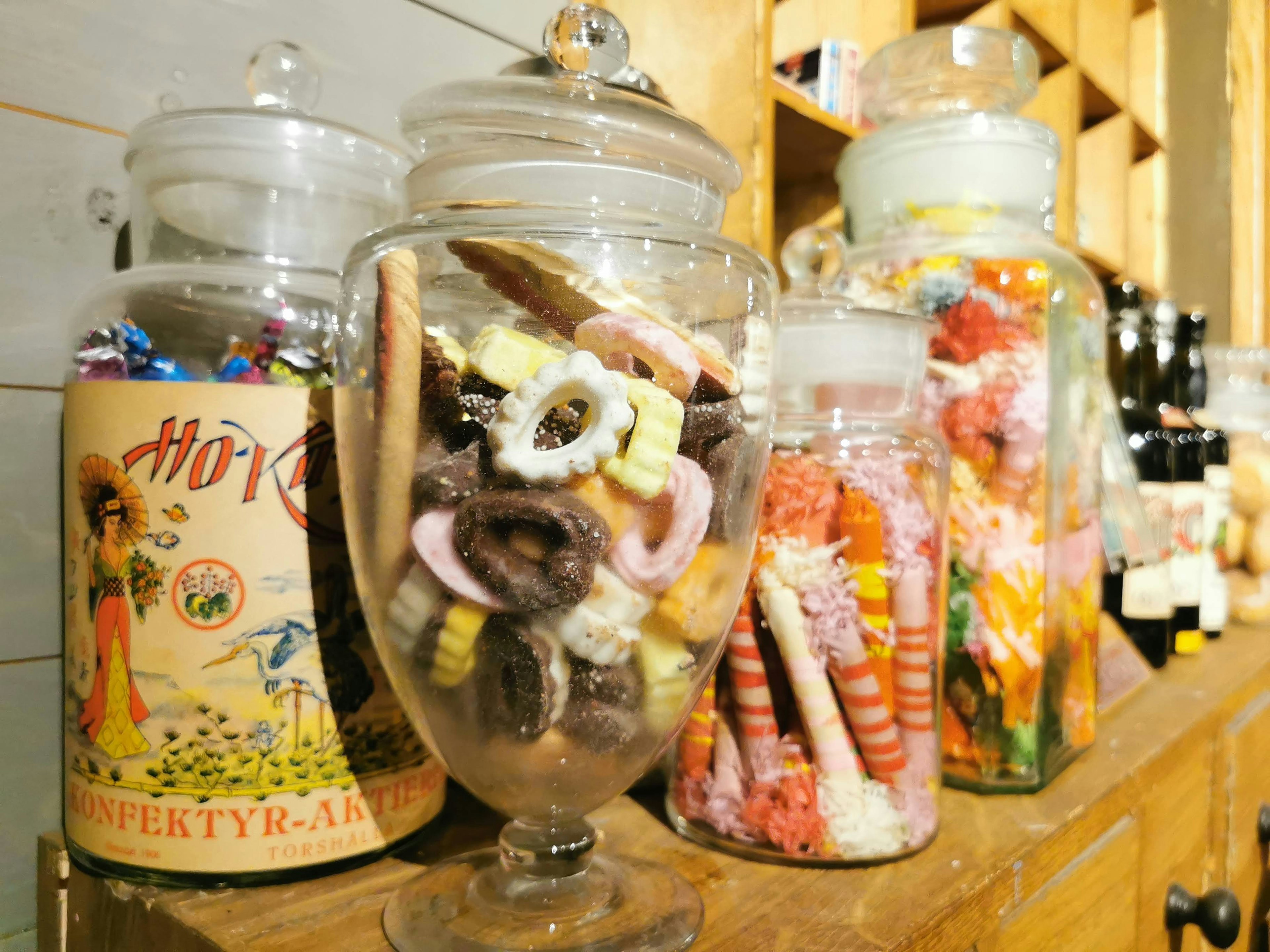 Tarros de caramelos coloridos alineados en una tienda