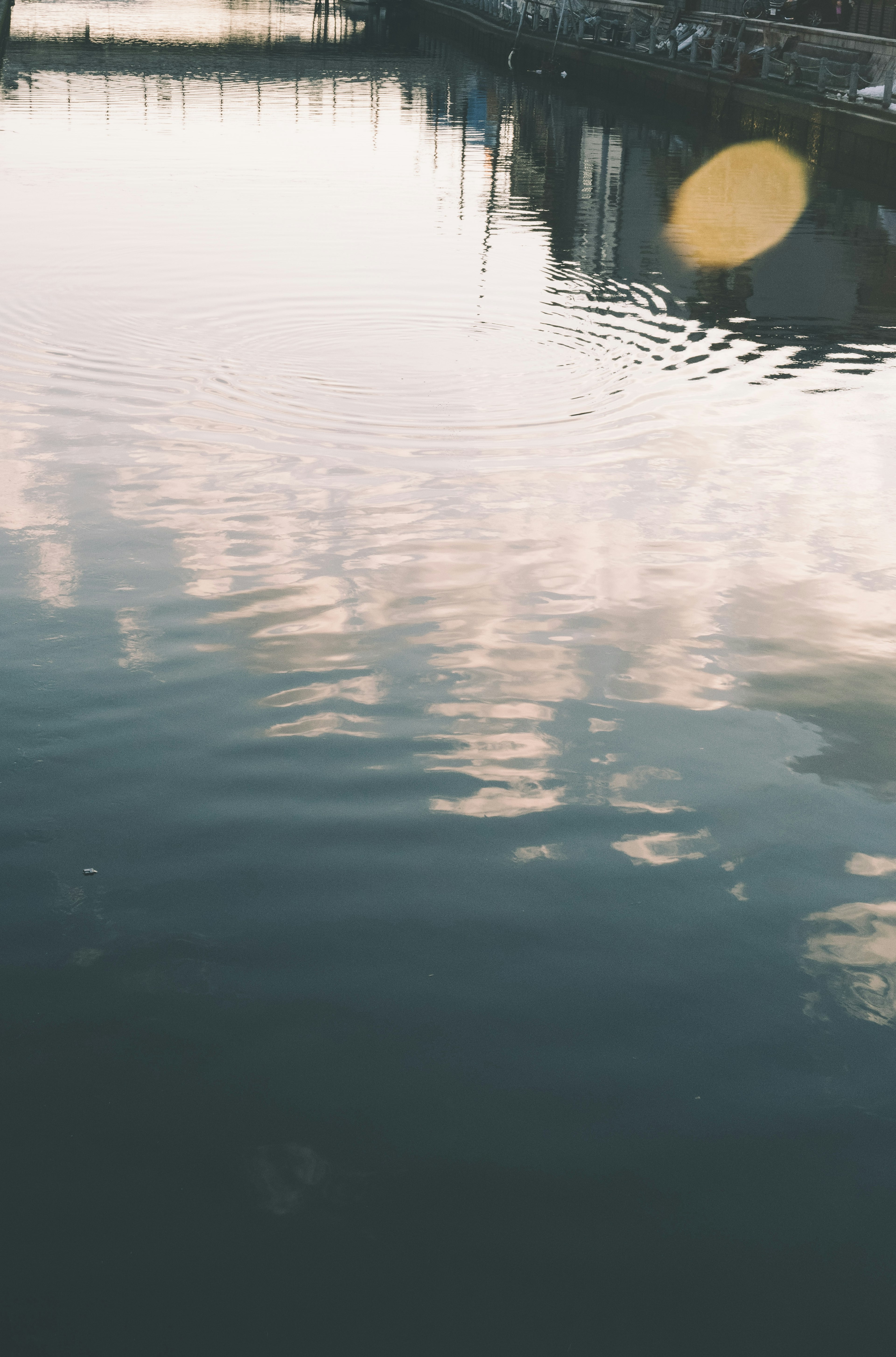 Refleksi awan dan cahaya di permukaan air