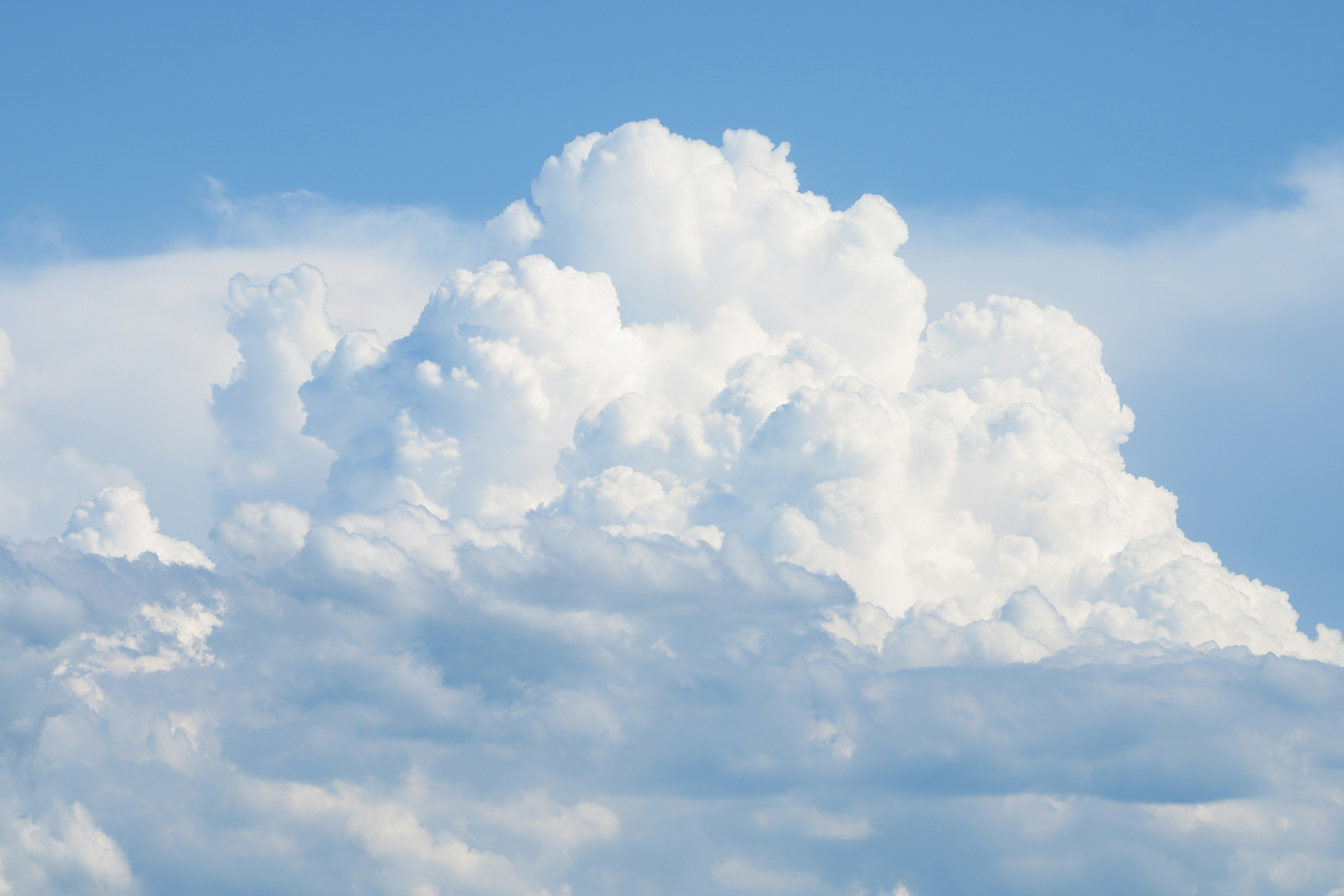 Awan putih berbulu di langit biru cerah