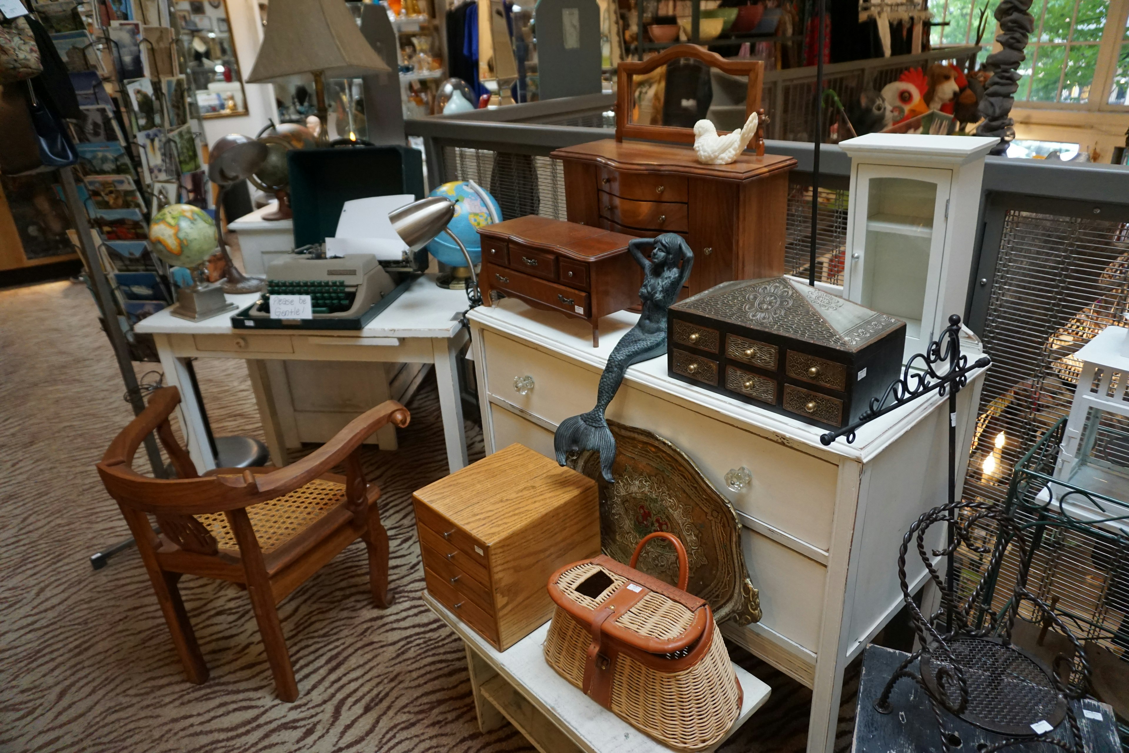 Coin d'une boutique d'antiquités présentant divers meubles et décor vintage