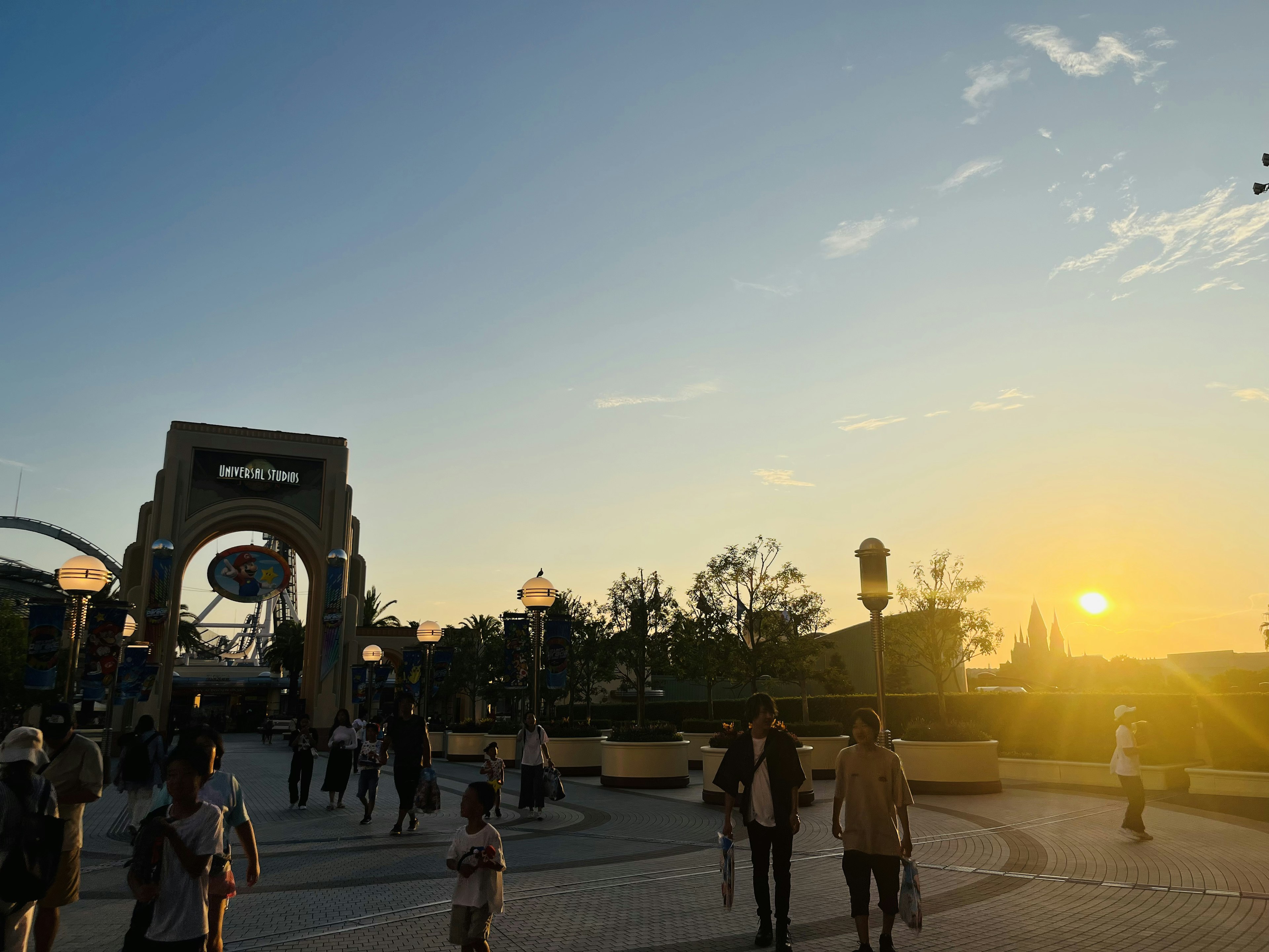 日落時主題公園入口的人群