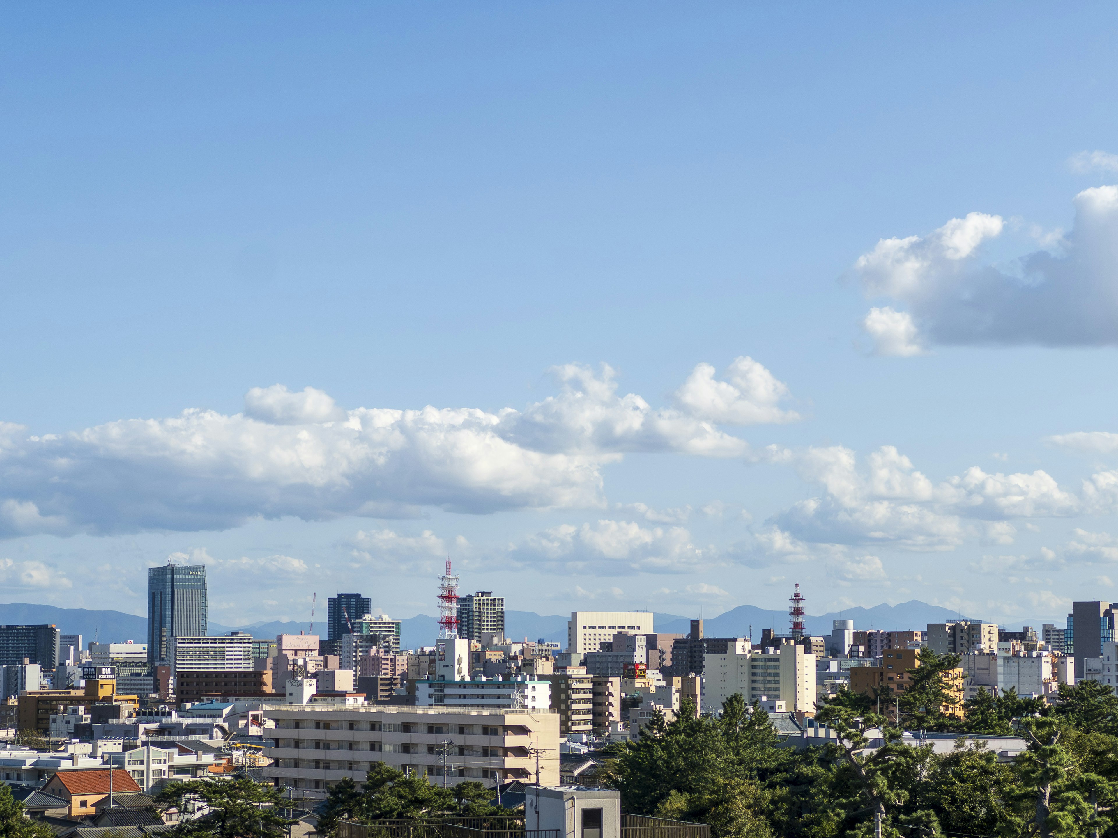 Paysage urbain sous un ciel bleu avec des nuages épars