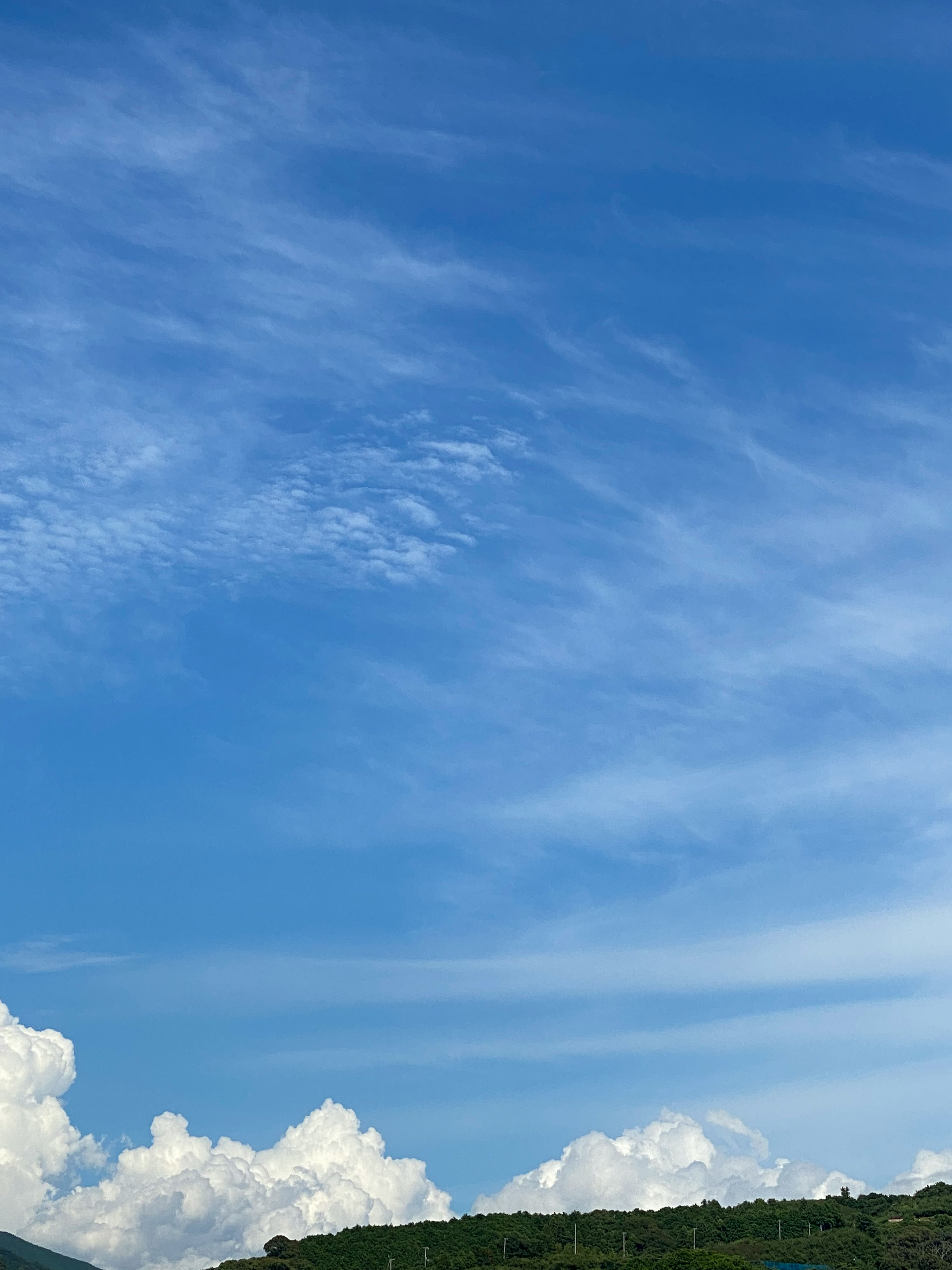 Schöne Landschaft mit blauem Himmel und weißen Wolken