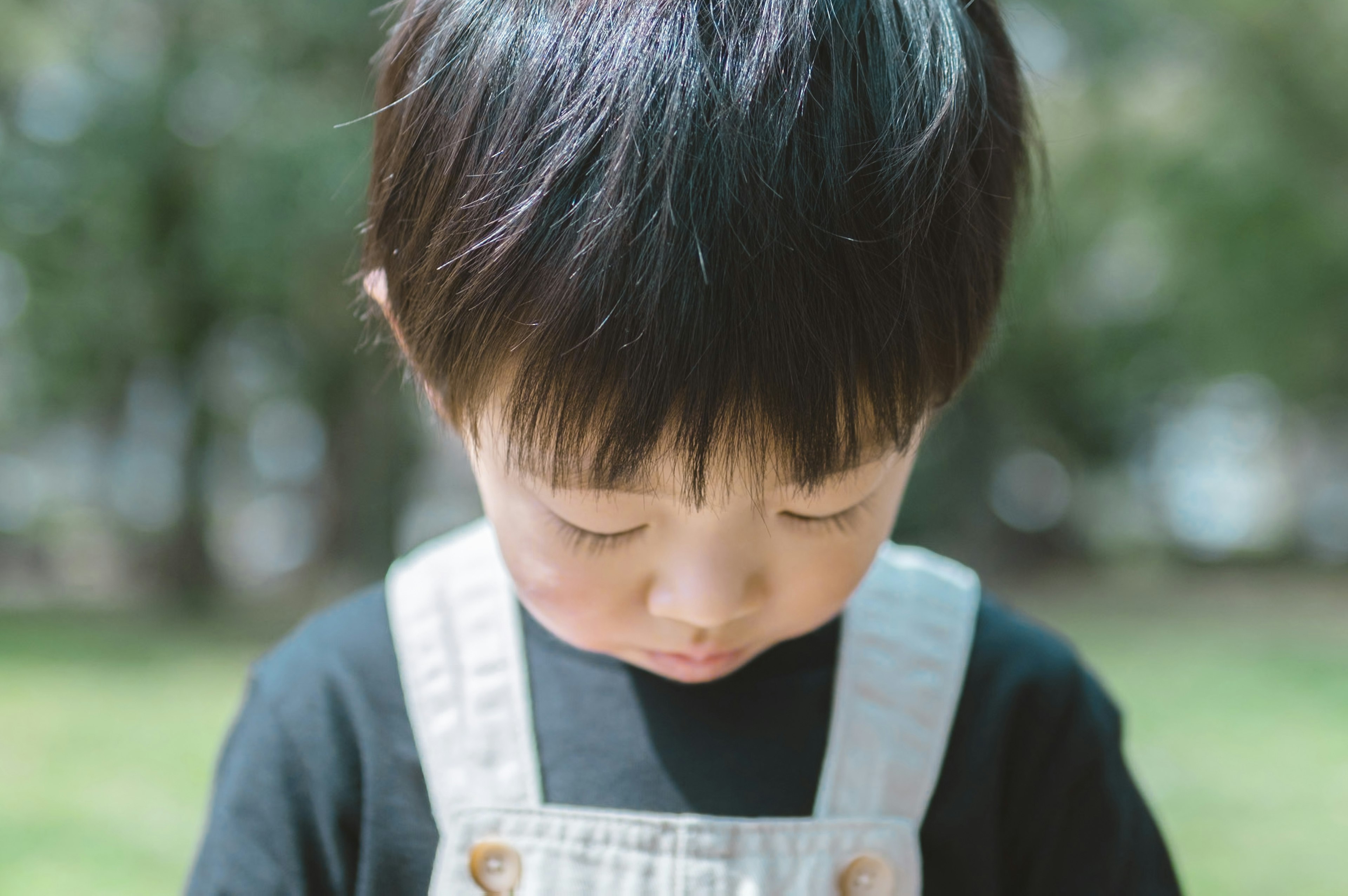 子供が下を向いている公園の風景