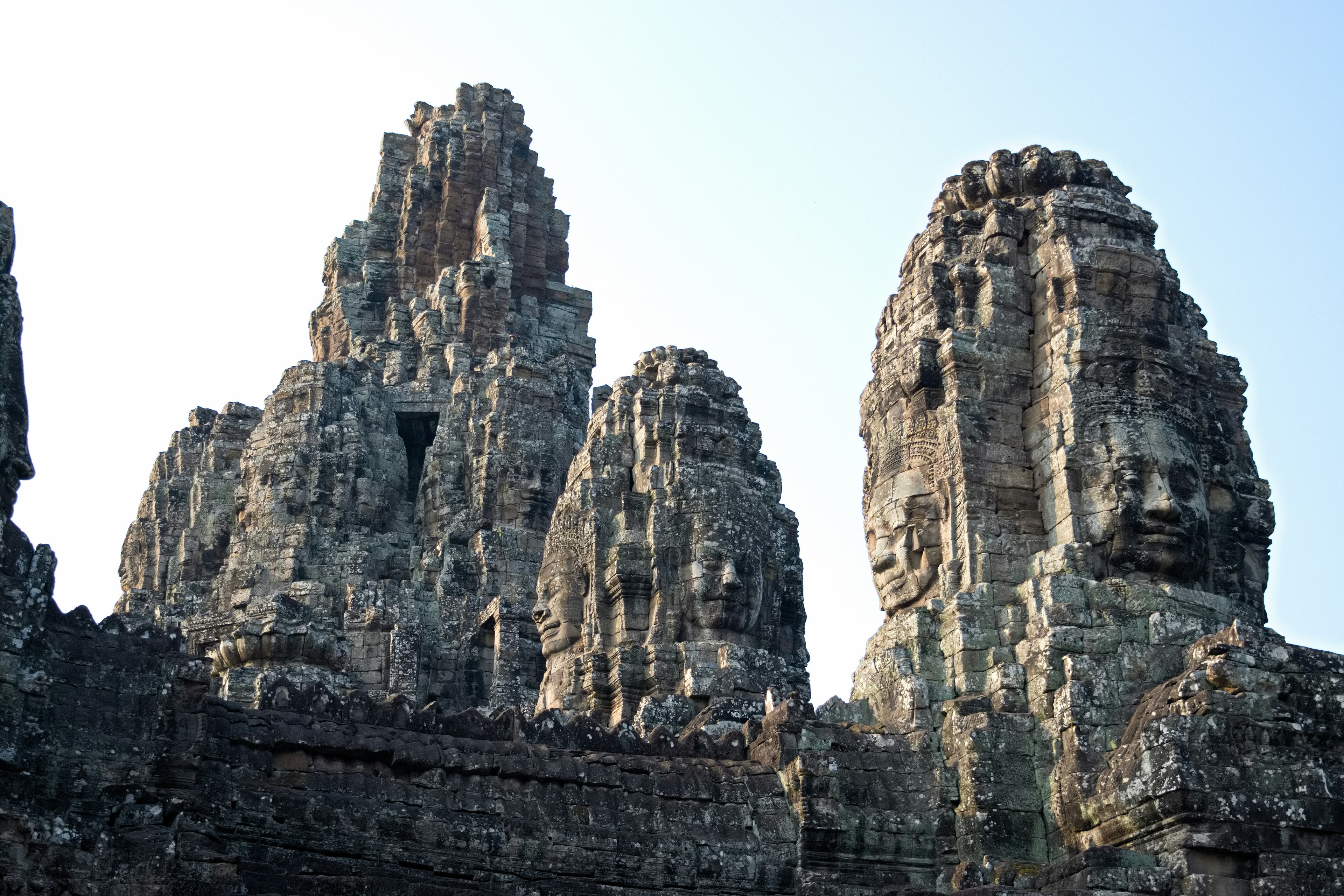 Gigantesche sculture in pietra ad Angkor Wat