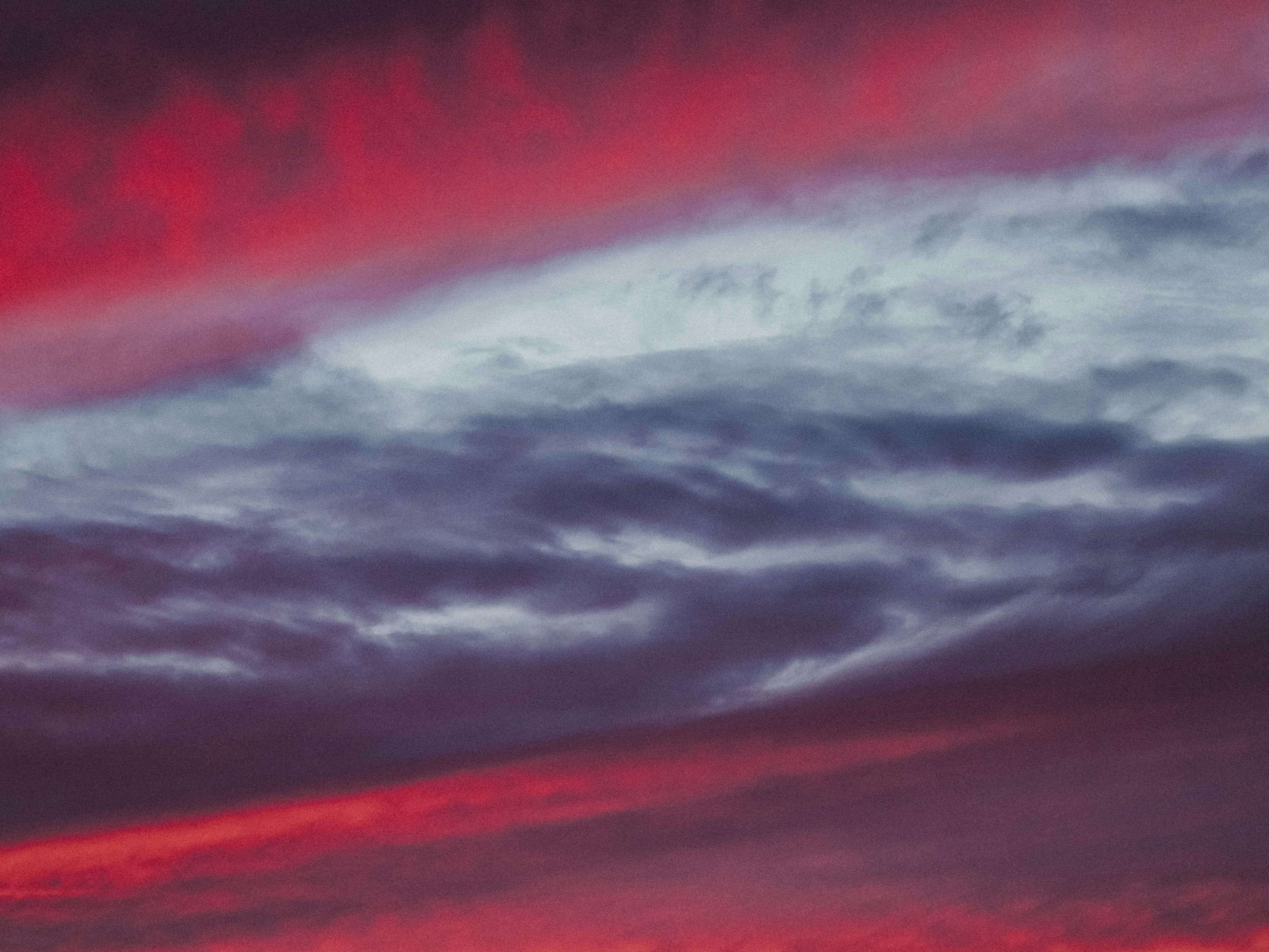 Wunderschöner Himmel mit roten und lila Wolken