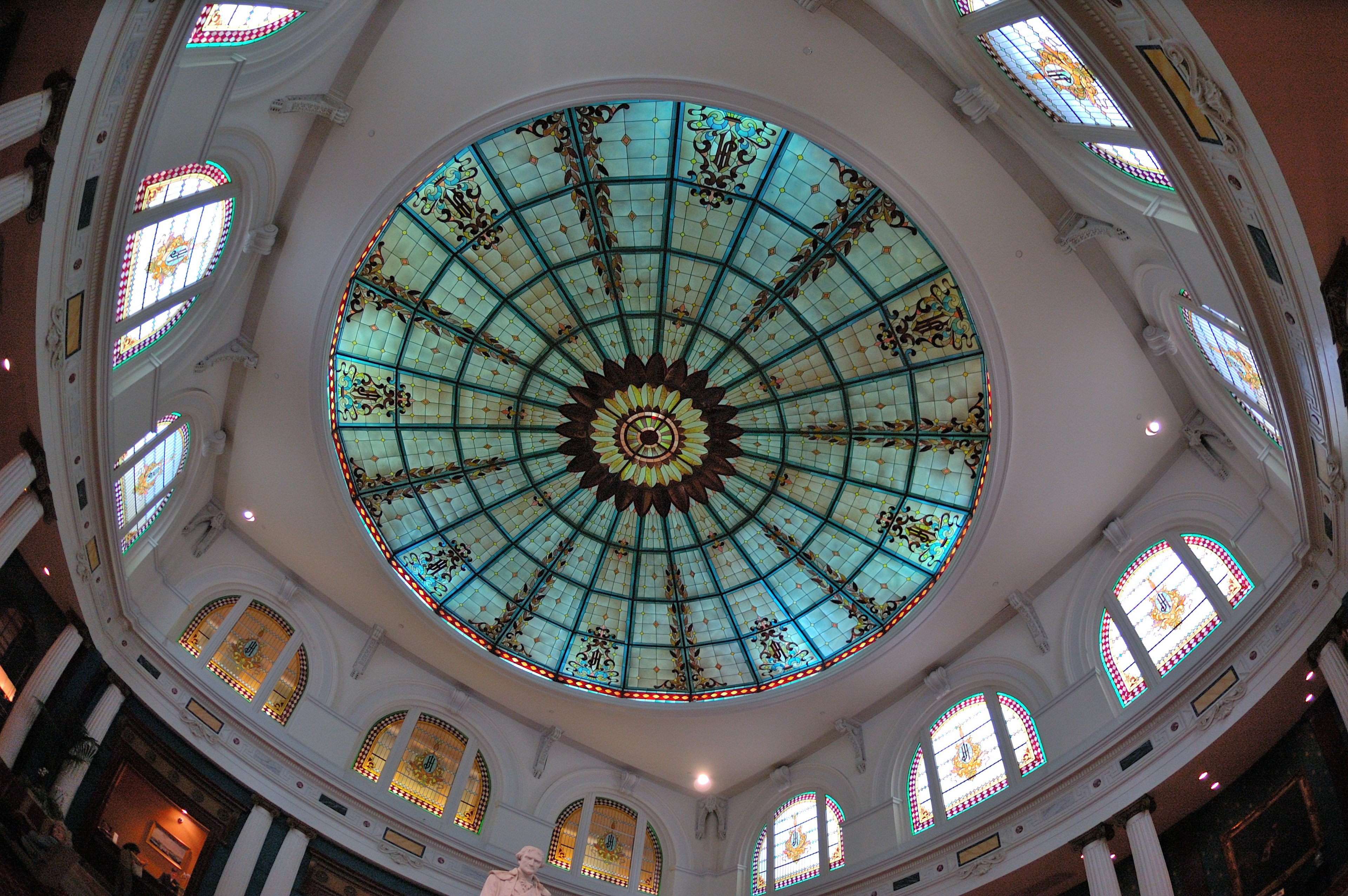 Vista interna di un magnifico soffitto a cupola in vetro colorato