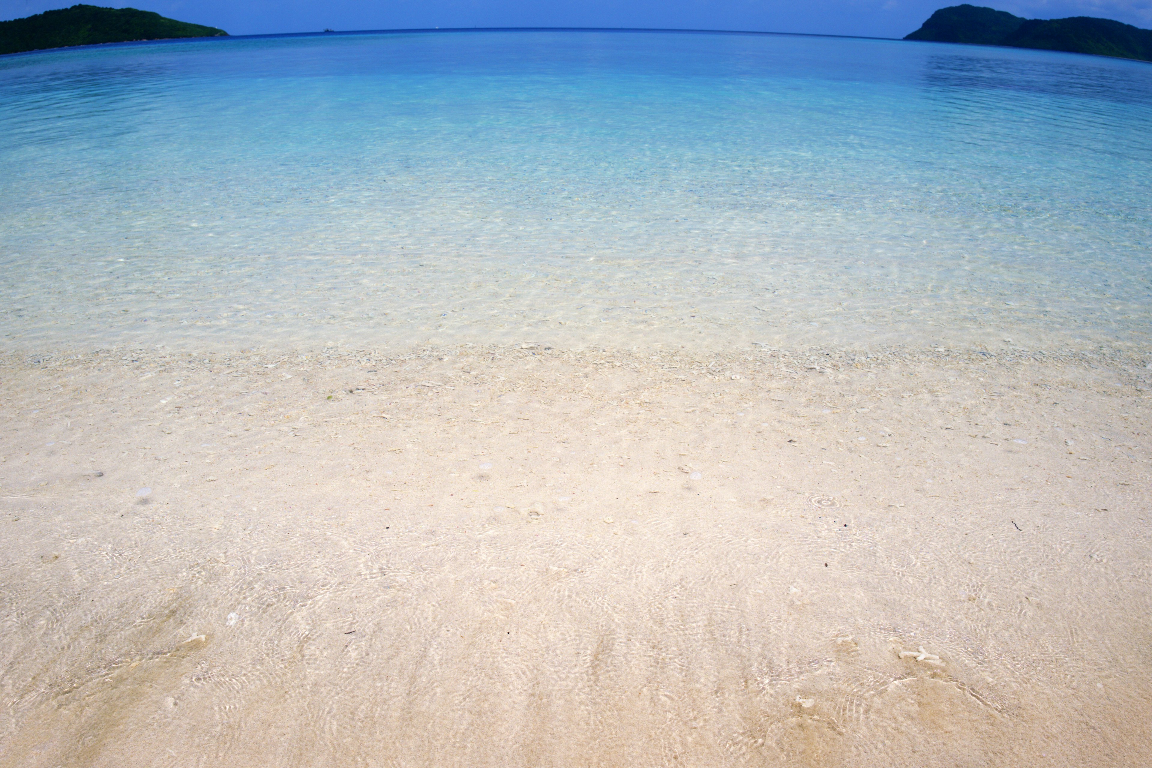 Schöne Strandlandschaft mit klarem Wasser und weißem Sand