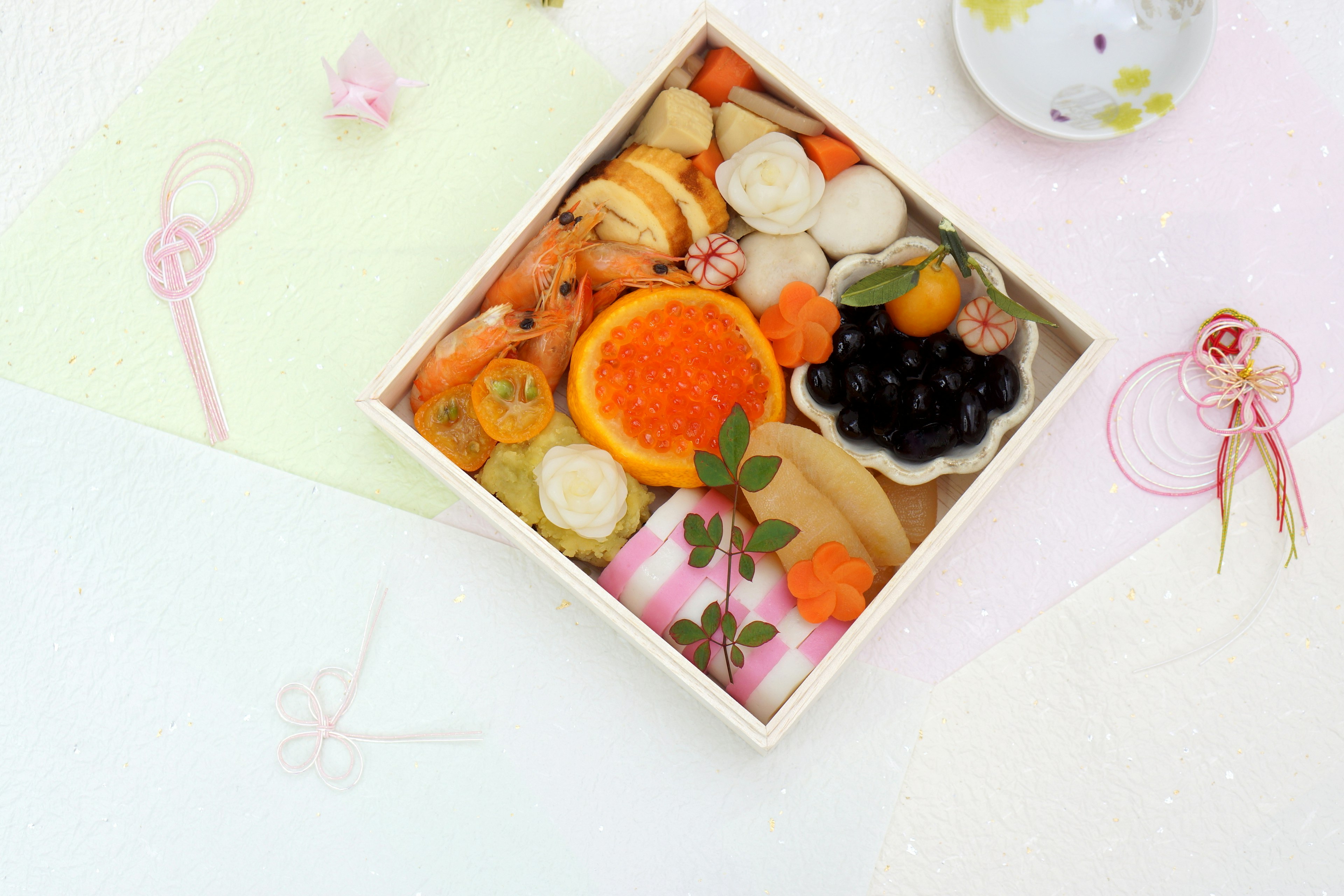 Une boîte bento colorée remplie de fruits et de douceurs japonaises