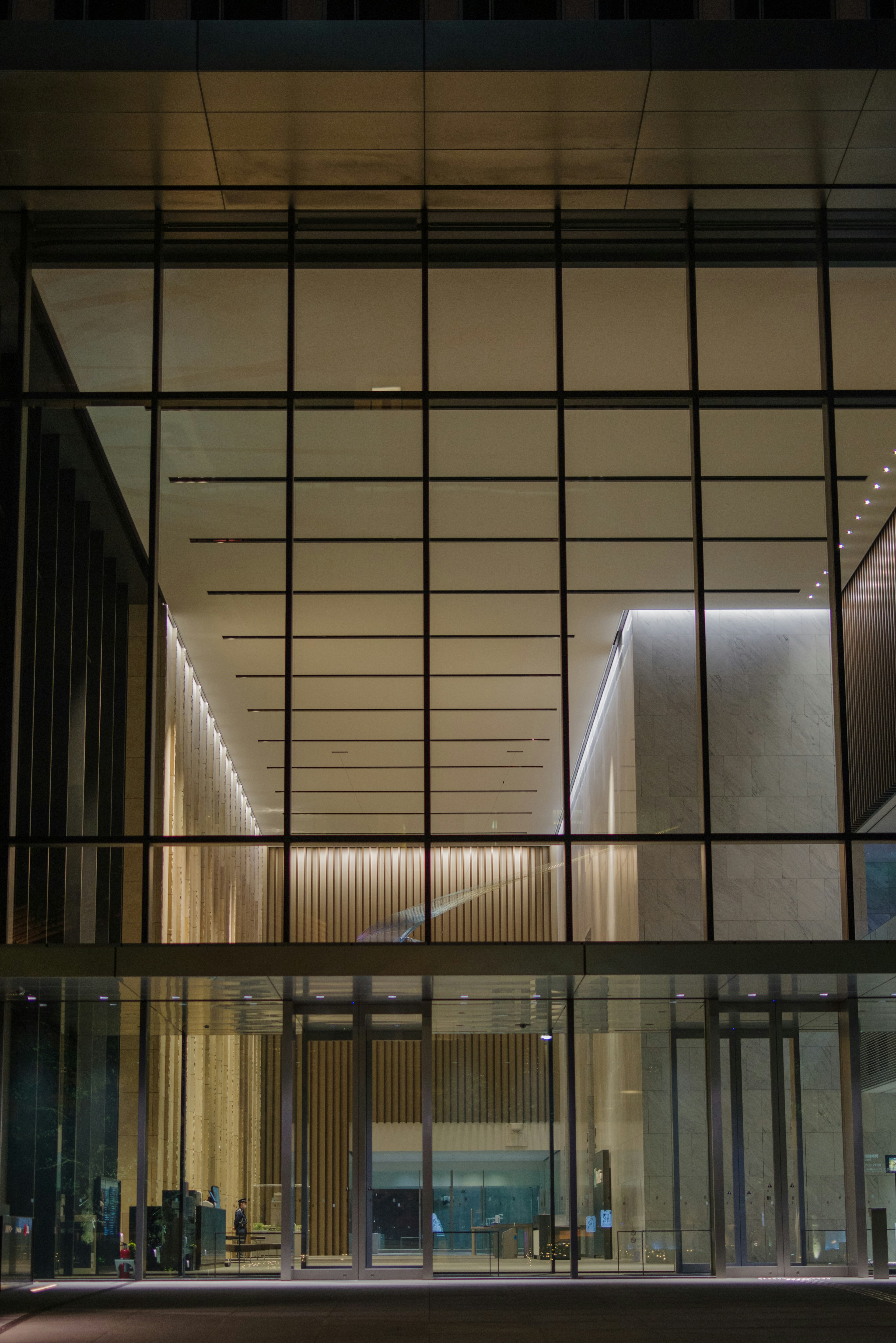 Edificio moderno con fachada de vidrio y espacio interior brillante