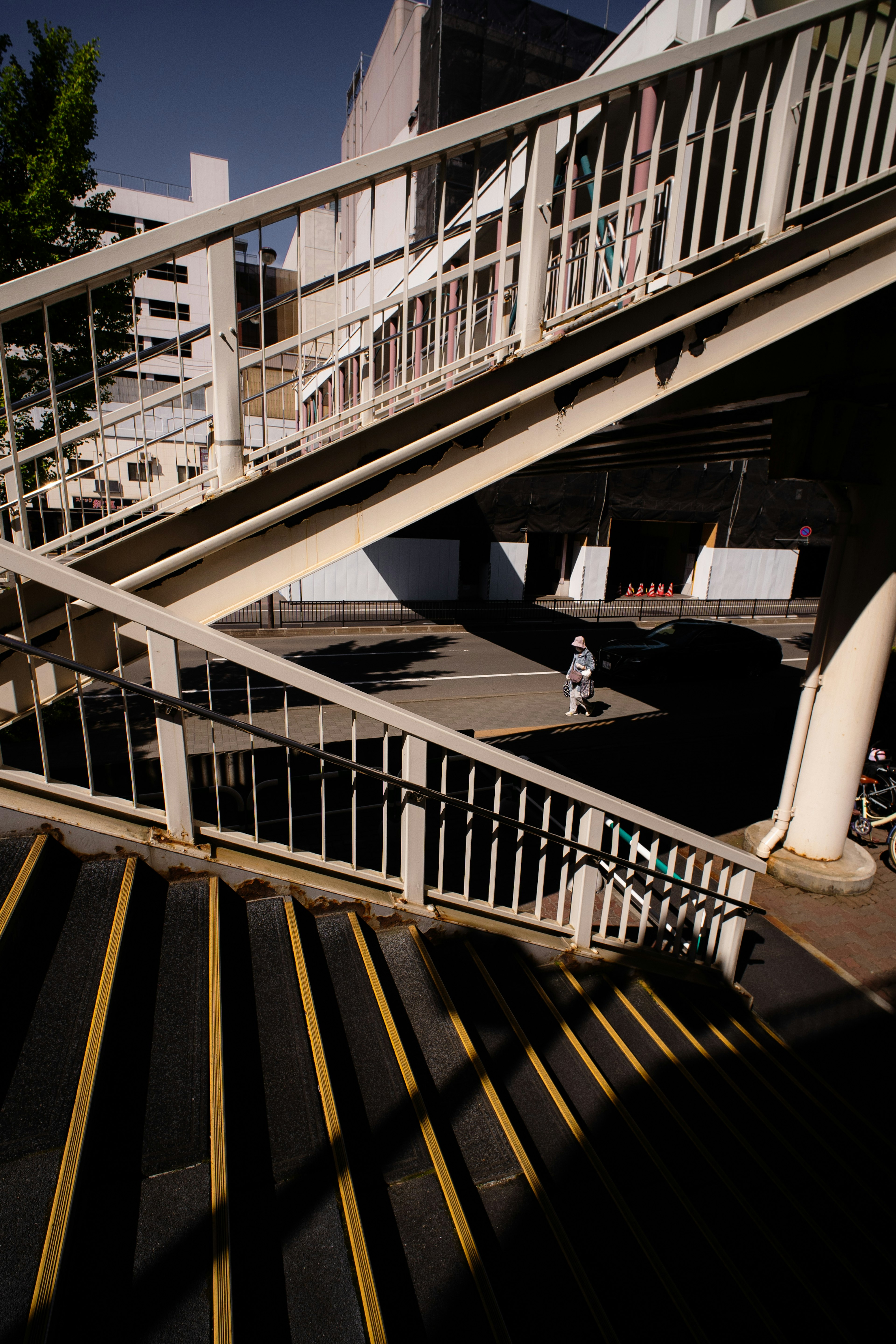 Photo d'un escalier avec des rampes et un arrière-plan urbain