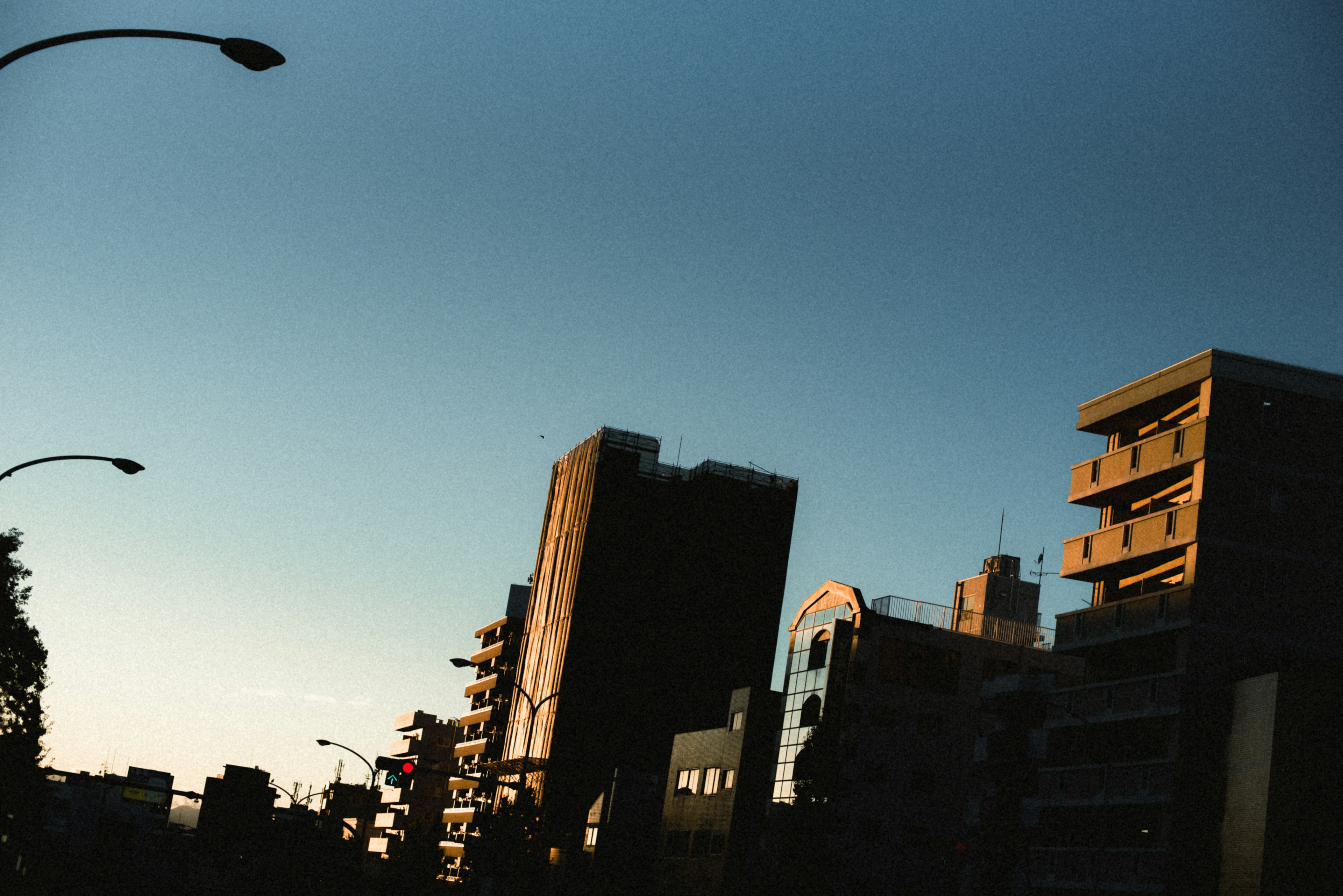 Silhouette di grattacieli sotto un cielo al tramonto