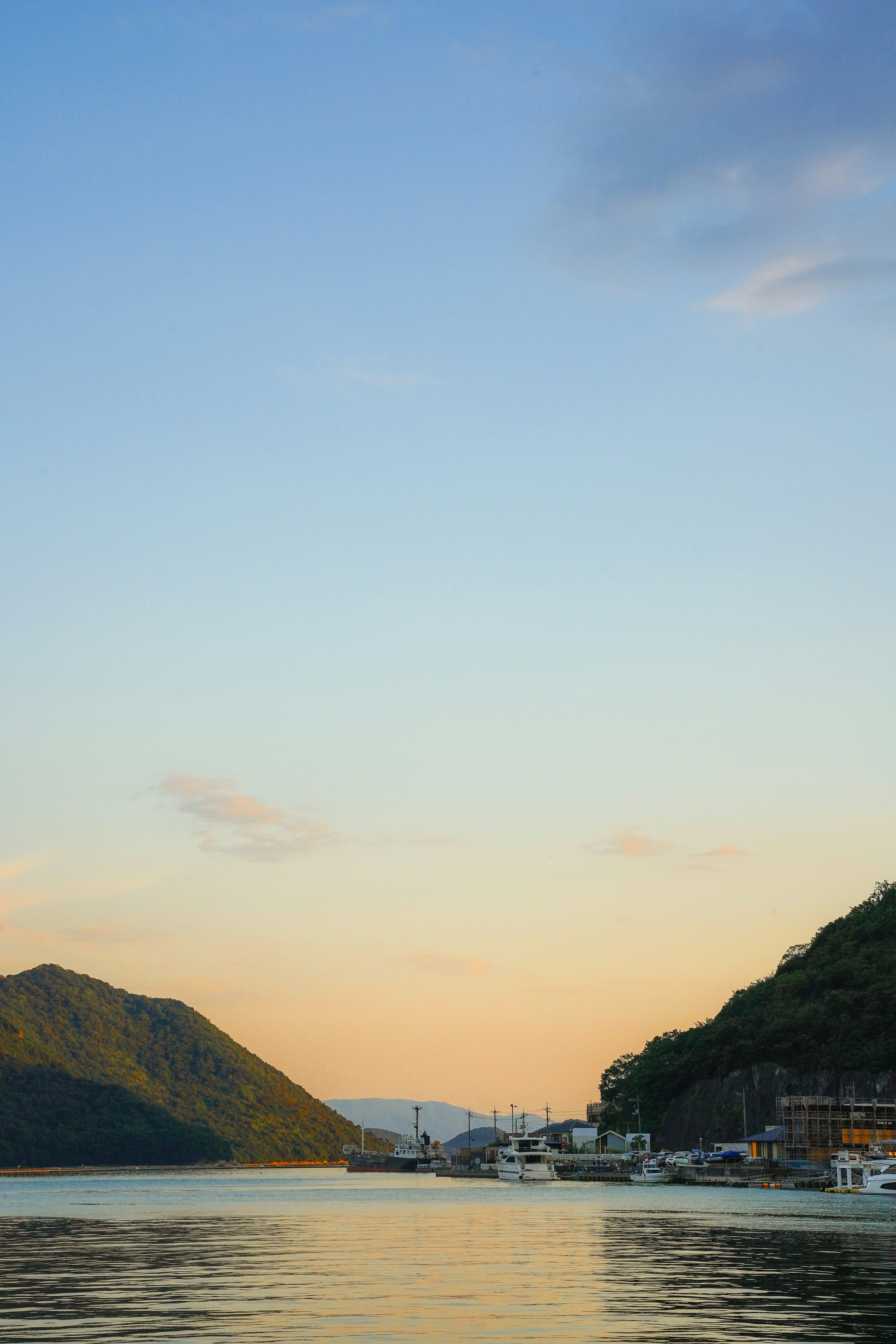 宁静的海滨景观与日落时的山脉