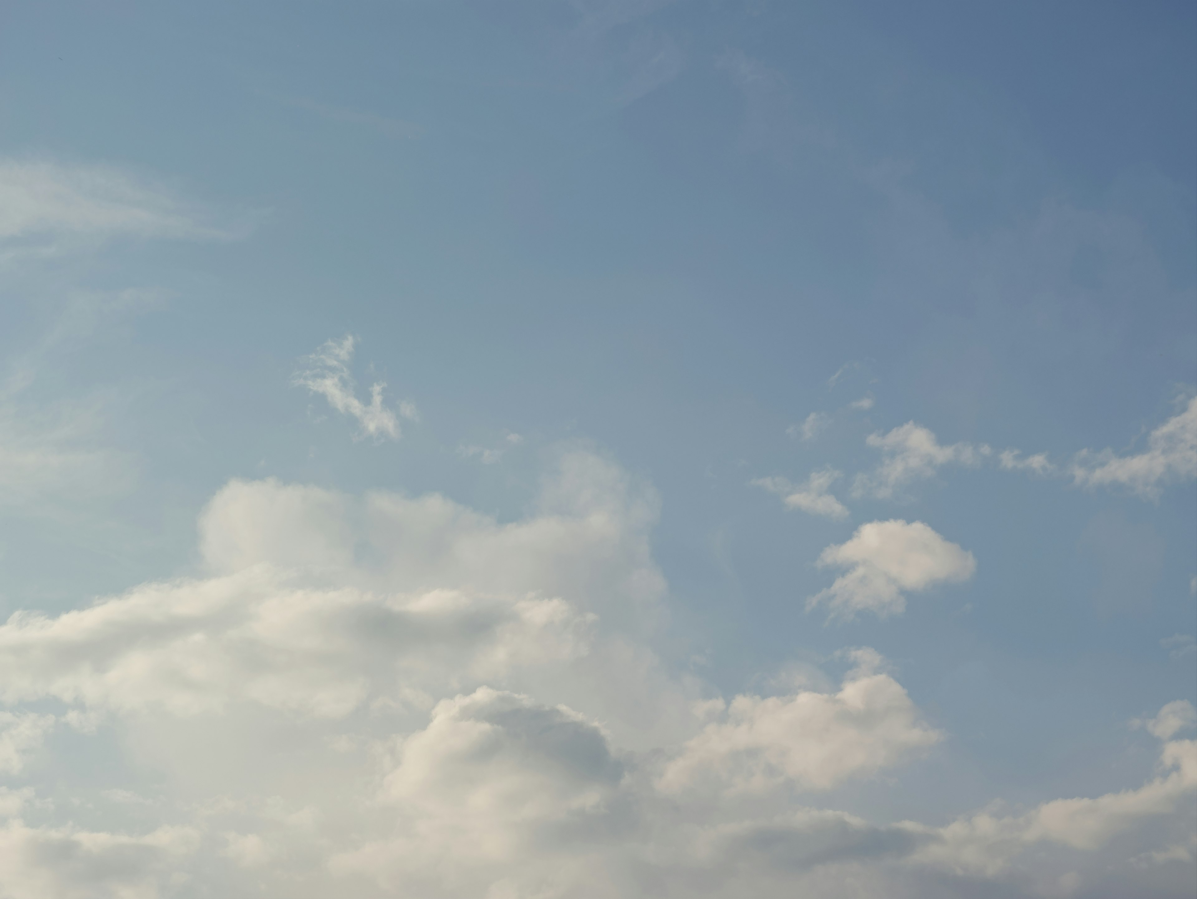 Vue sereine de nuages blancs flottant dans un ciel bleu