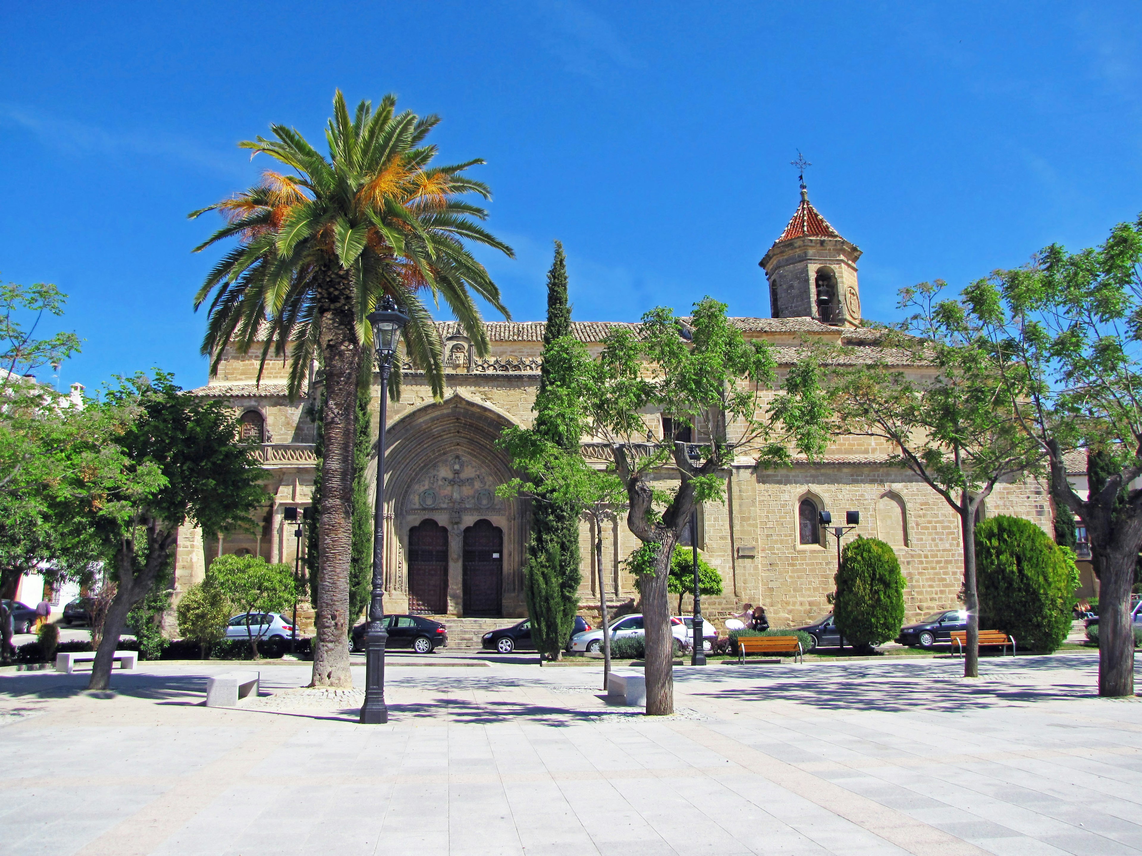 Bel extérieur d'une église sous un ciel bleu avec une verdure environnante