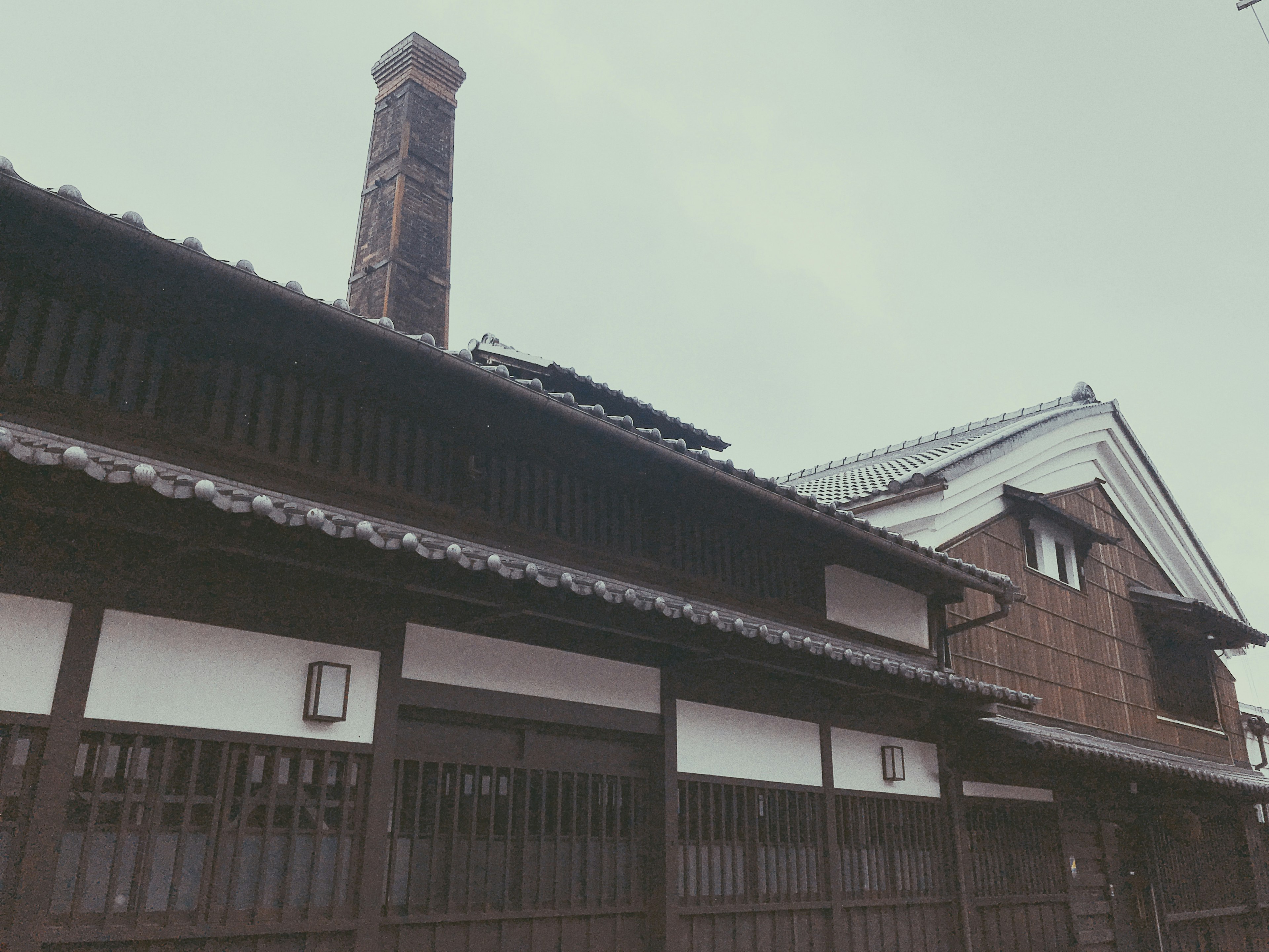 Außenansicht eines traditionellen japanischen Gebäudes mit Holzkonstruktion und Ziegeldach