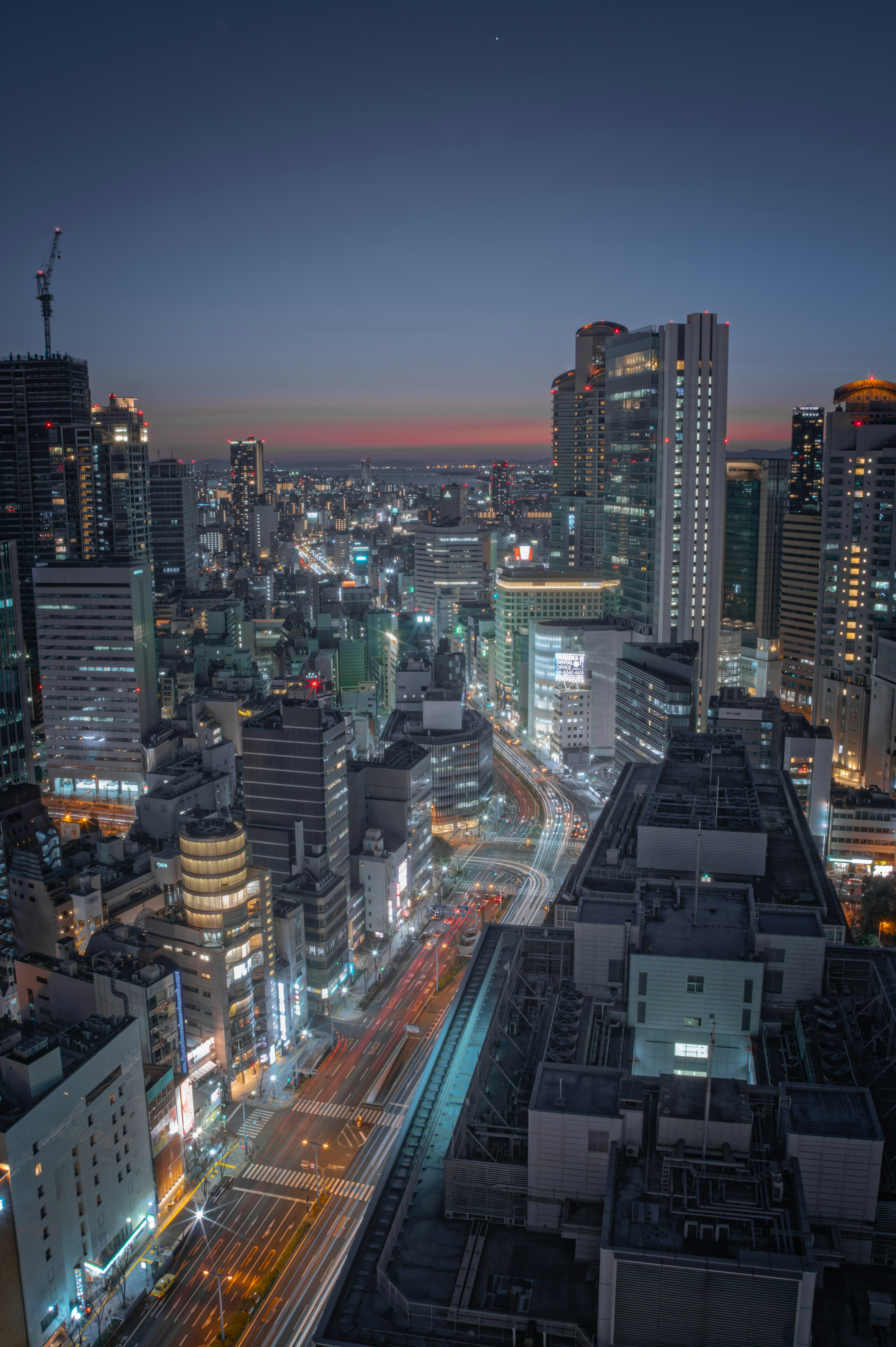 Skyline di Tokyo di notte con grattacieli illuminati e strade cittadine