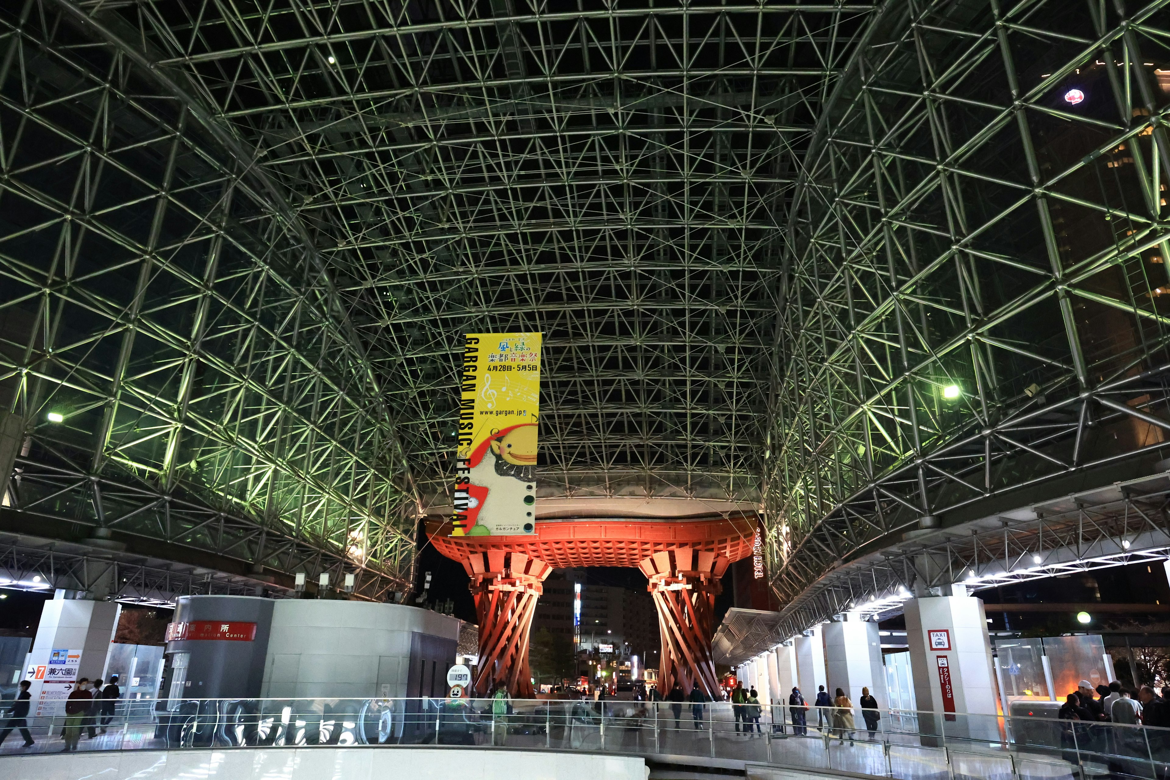 Grand espace intérieur montrant la structure de la tour de Tokyo la nuit