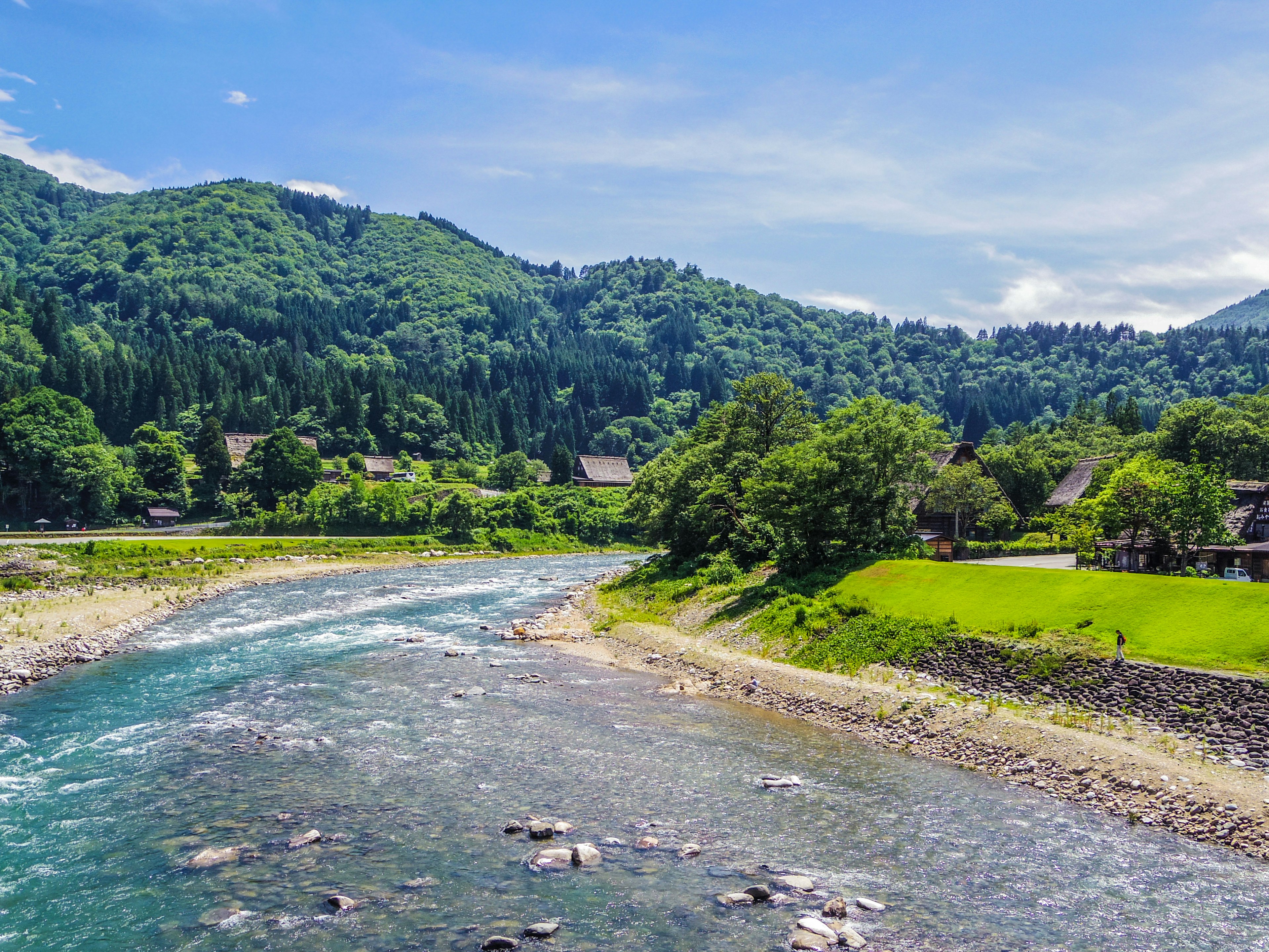 Vue pittoresque de la rivière entourée de montagnes verdoyantes