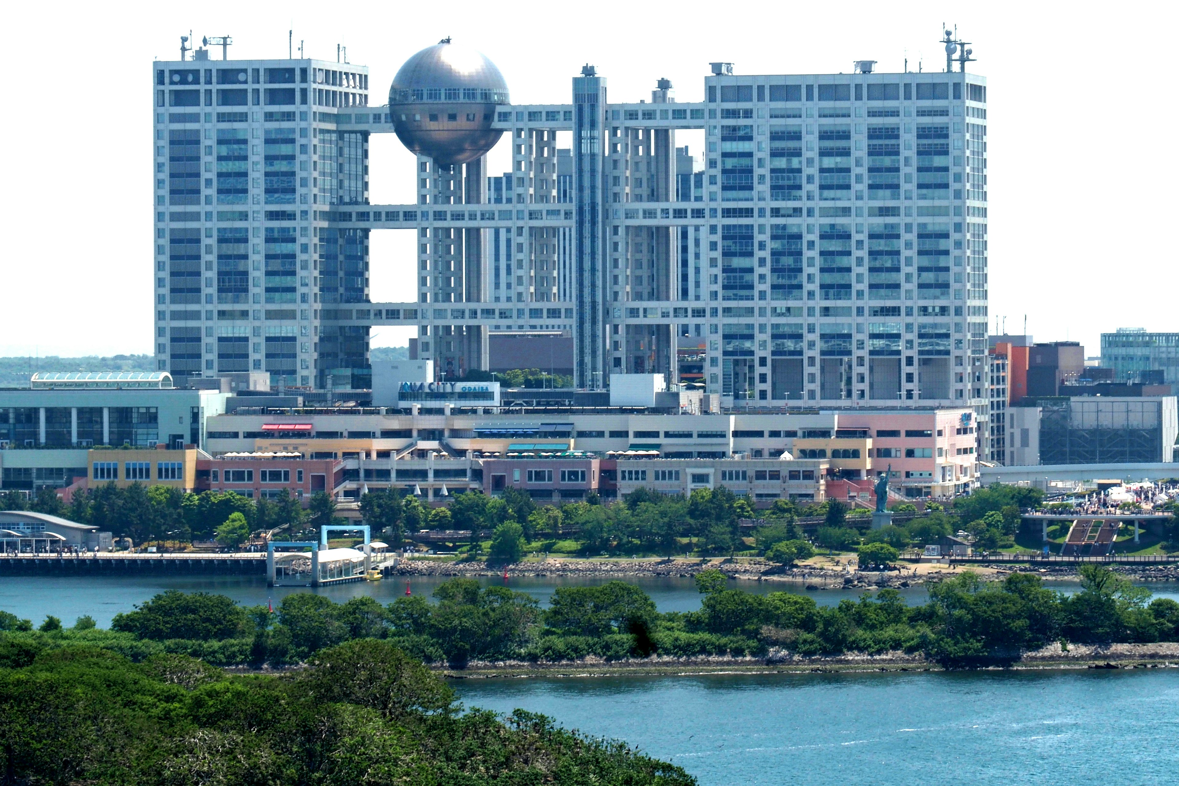 Kompleks gedung markas Fuji TV di Odaiba Tokyo dengan struktur bulat yang khas