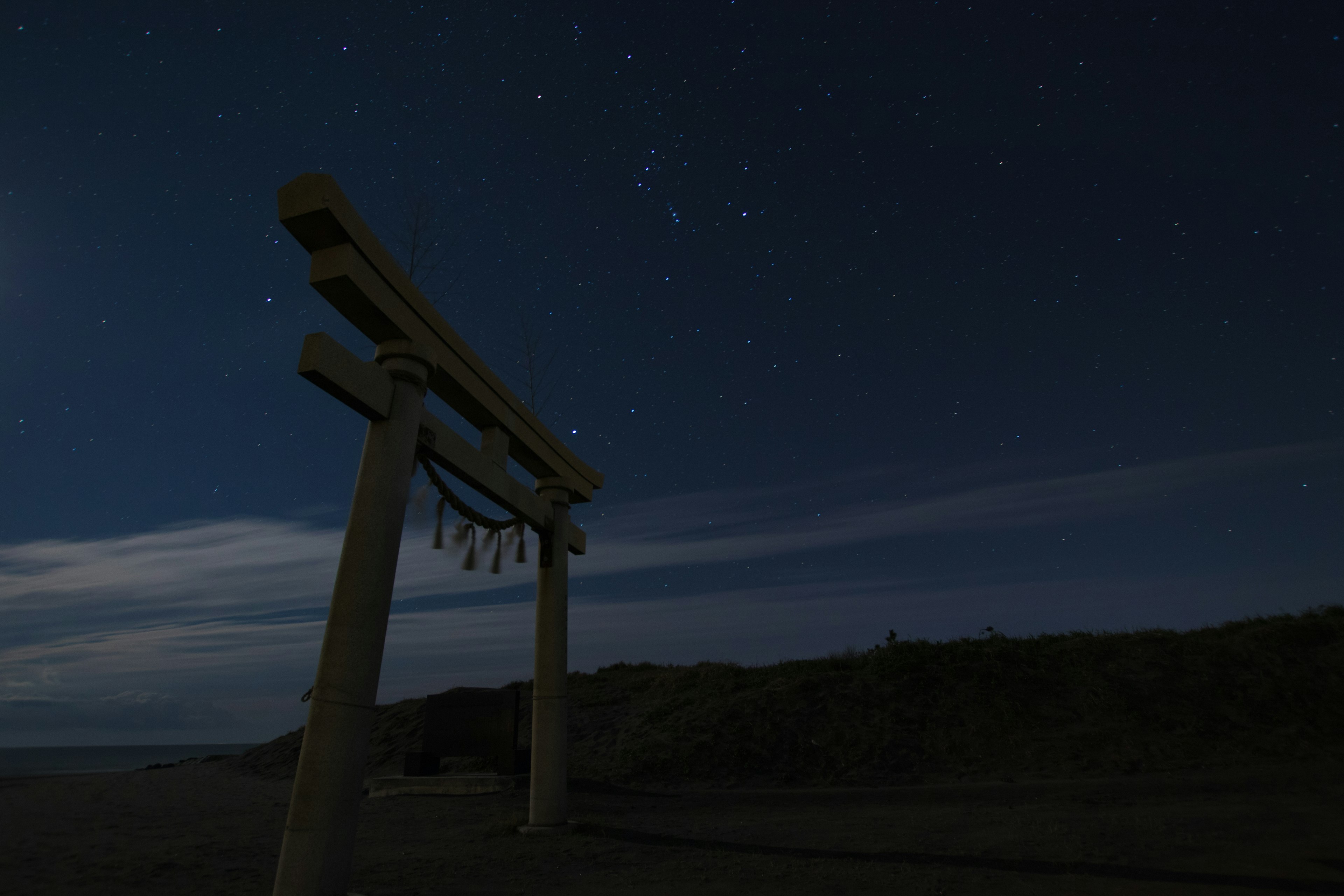 Un torii sotto un cielo stellato