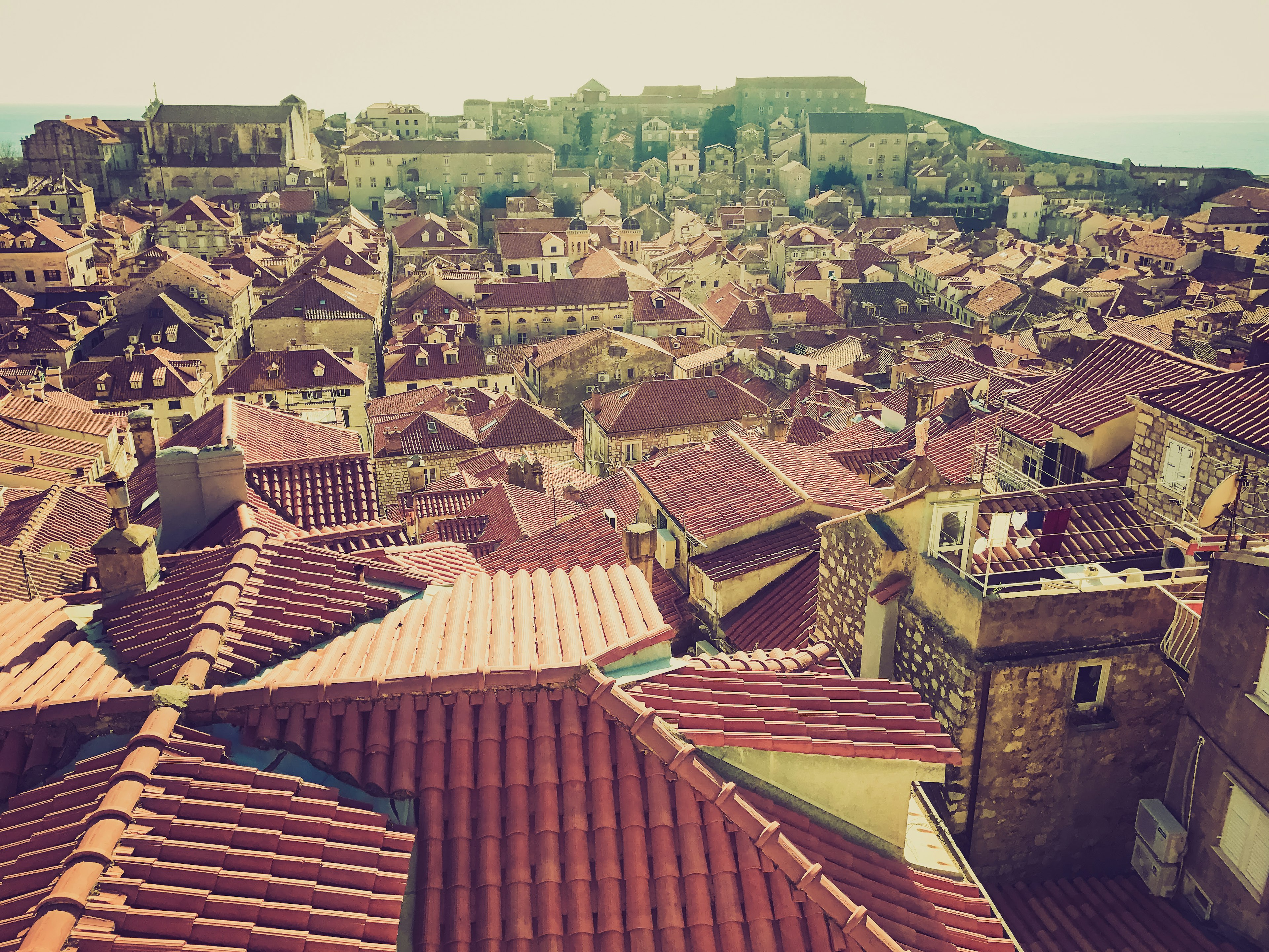 Panoramablick auf eine alte Stadt mit roten Dächern