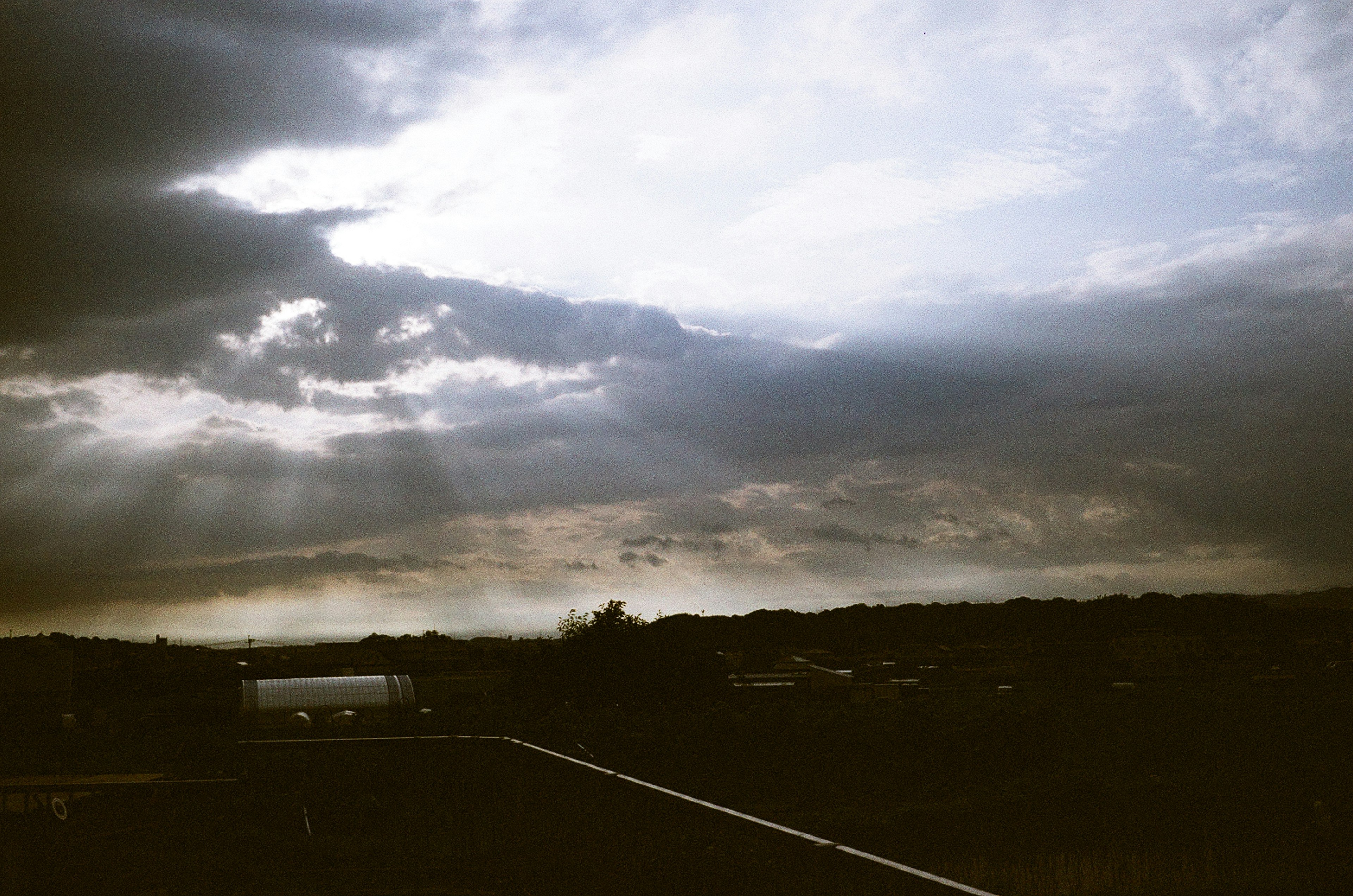 Cielo nublado con rayos de luz sobre un paisaje