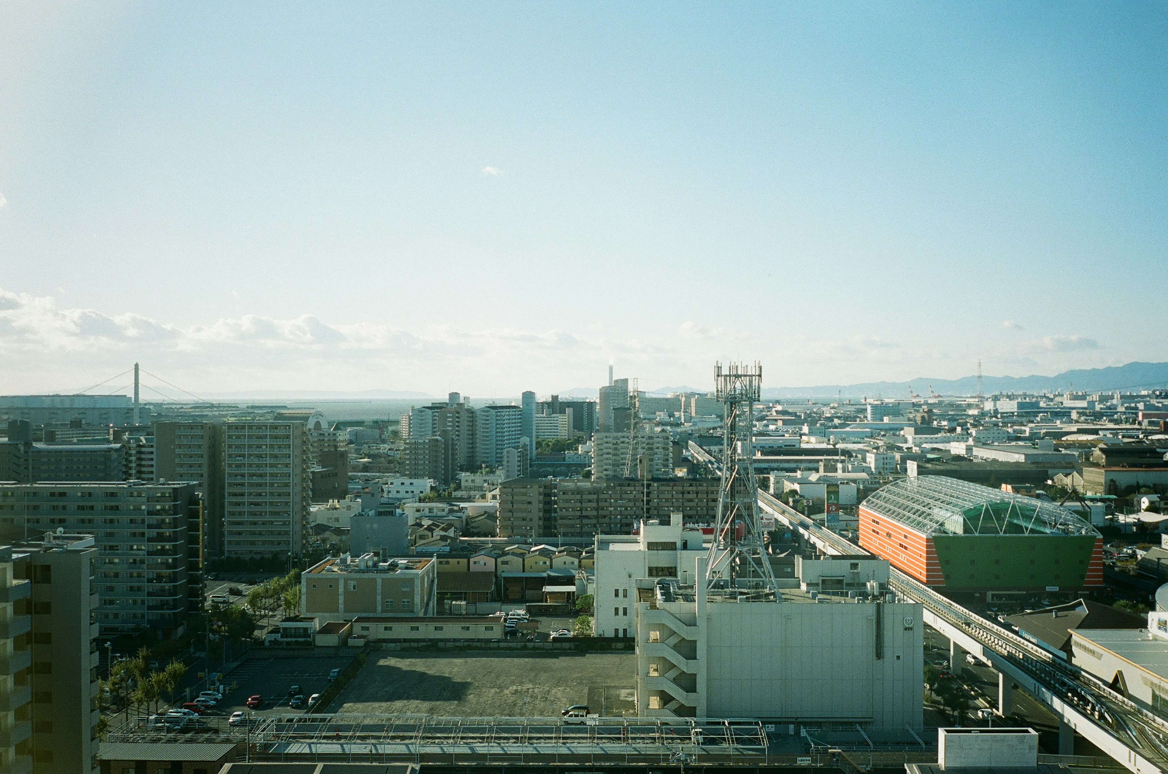 Panoramablick auf eine Stadtsilhouette unter einem klaren blauen Himmel