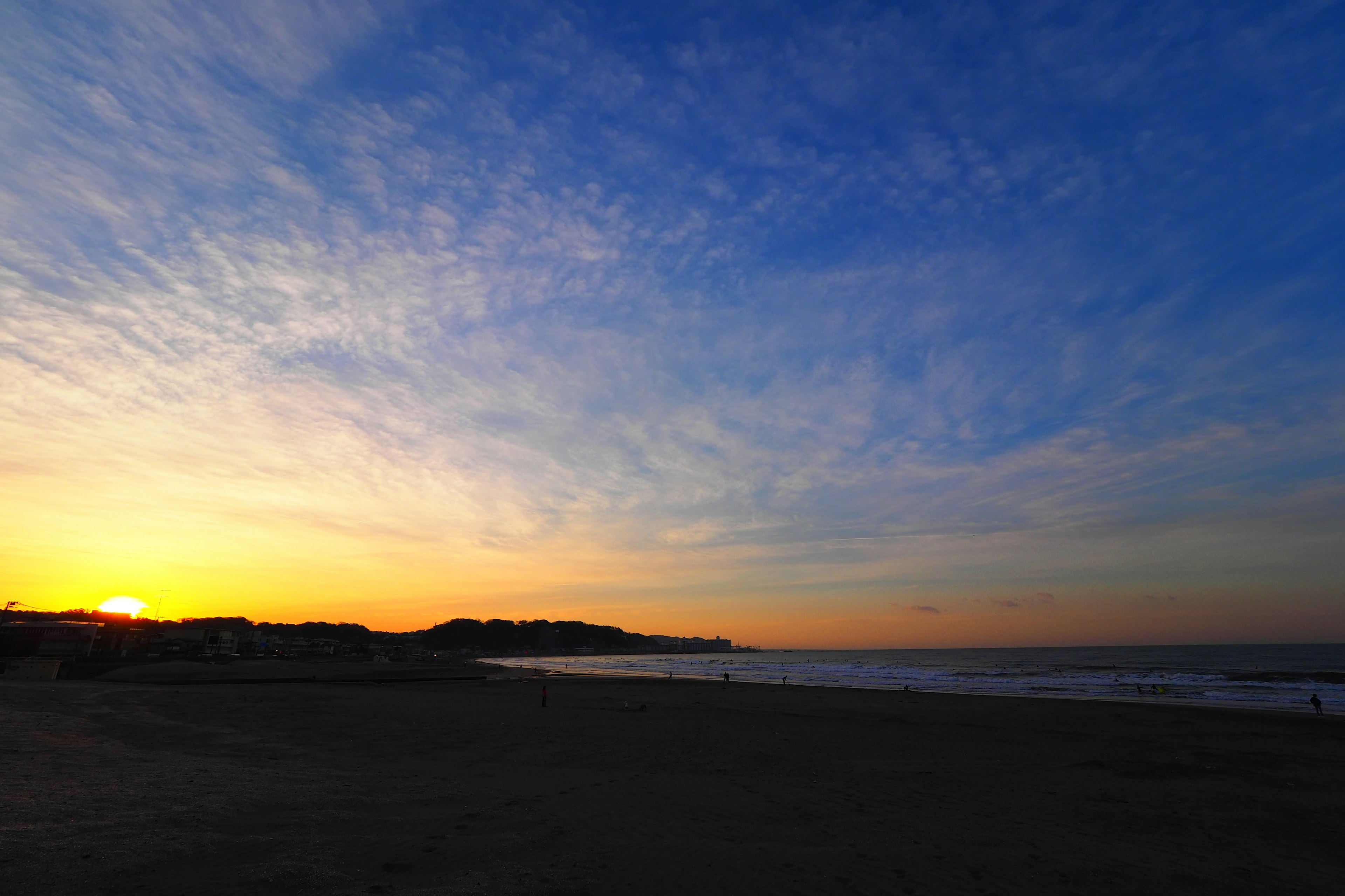 Bellissimo tramonto sull'oceano con cielo blu e nuvole sottili