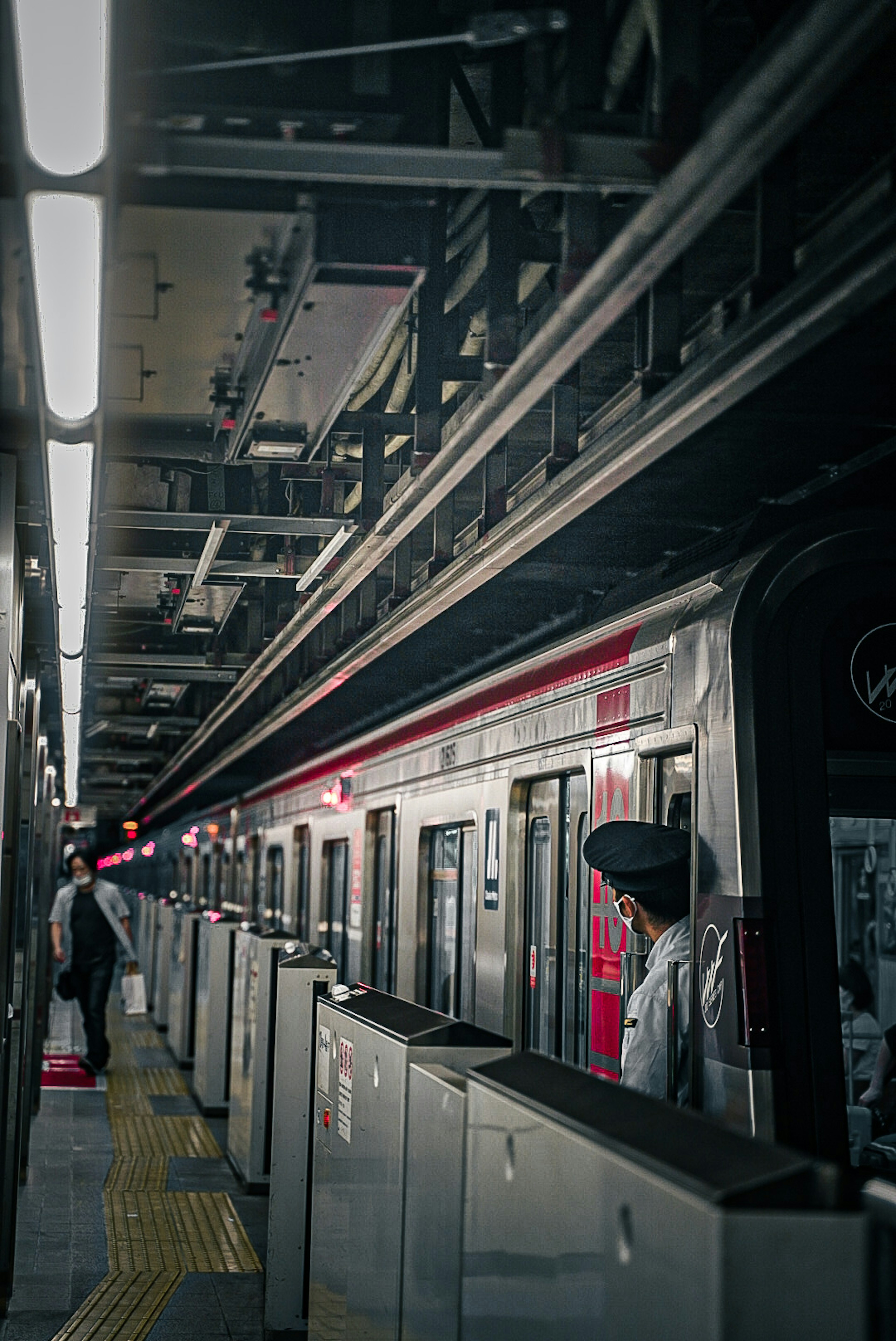 Plataforma de metro con pasajeros y vagones visibles